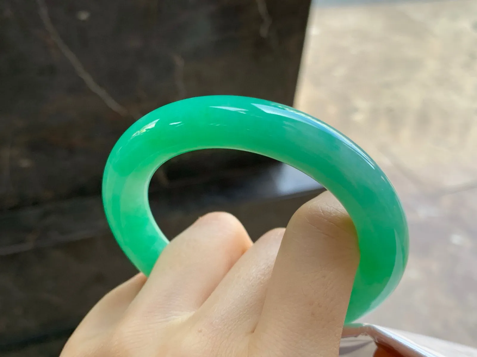 满色圆条手镯
尺寸：54-11.8mm
肉质细腻干净～颜色整圈浓郁均匀上手漂亮