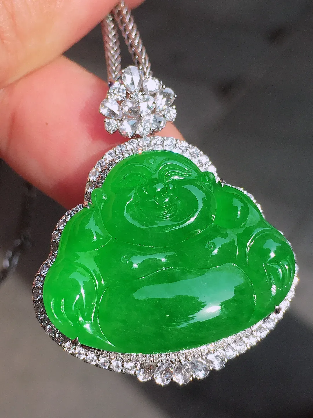 阳绿佛公吊坠，色泽均匀艳丽，玉质细腻，荧光感超
强，饱满圆润，气质满满。18k
金豪华镶嵌