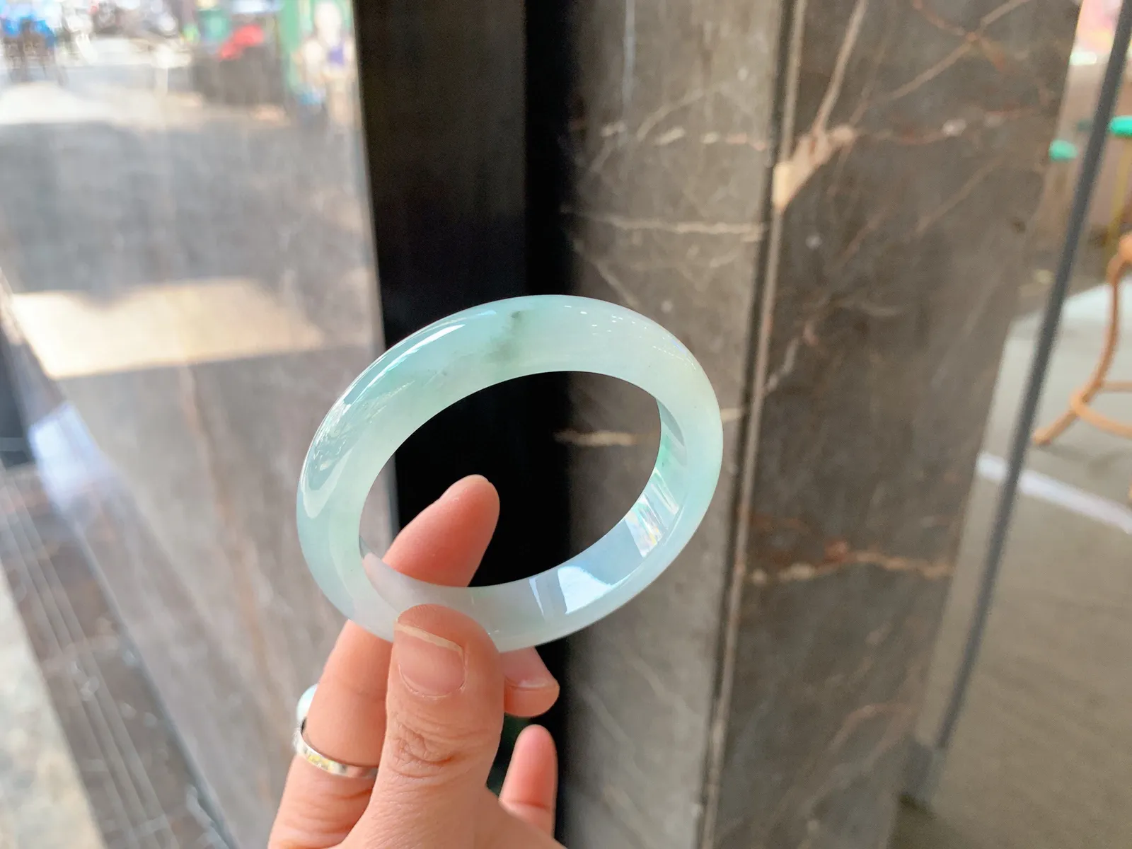 ｜51圈口
飘色翡翠手镯，底子细腻起胶，素雅清新，