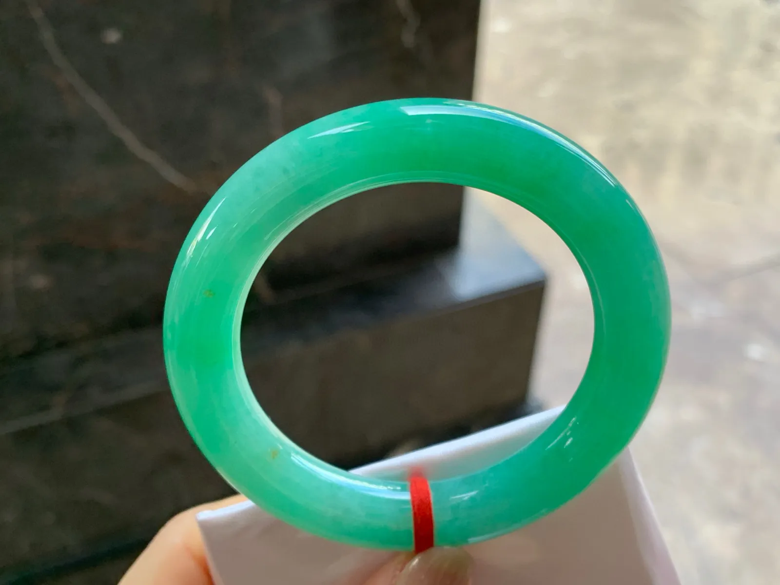 满色圆条手镯
尺寸：54-11.8mm
肉质细腻干净～颜色整圈浓郁均匀上手漂亮