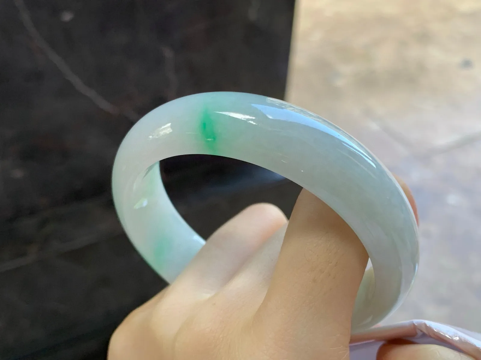 带色宽版手镯
尺寸：58.6-16.6-8.6mm
底子细腻干净～版型大气