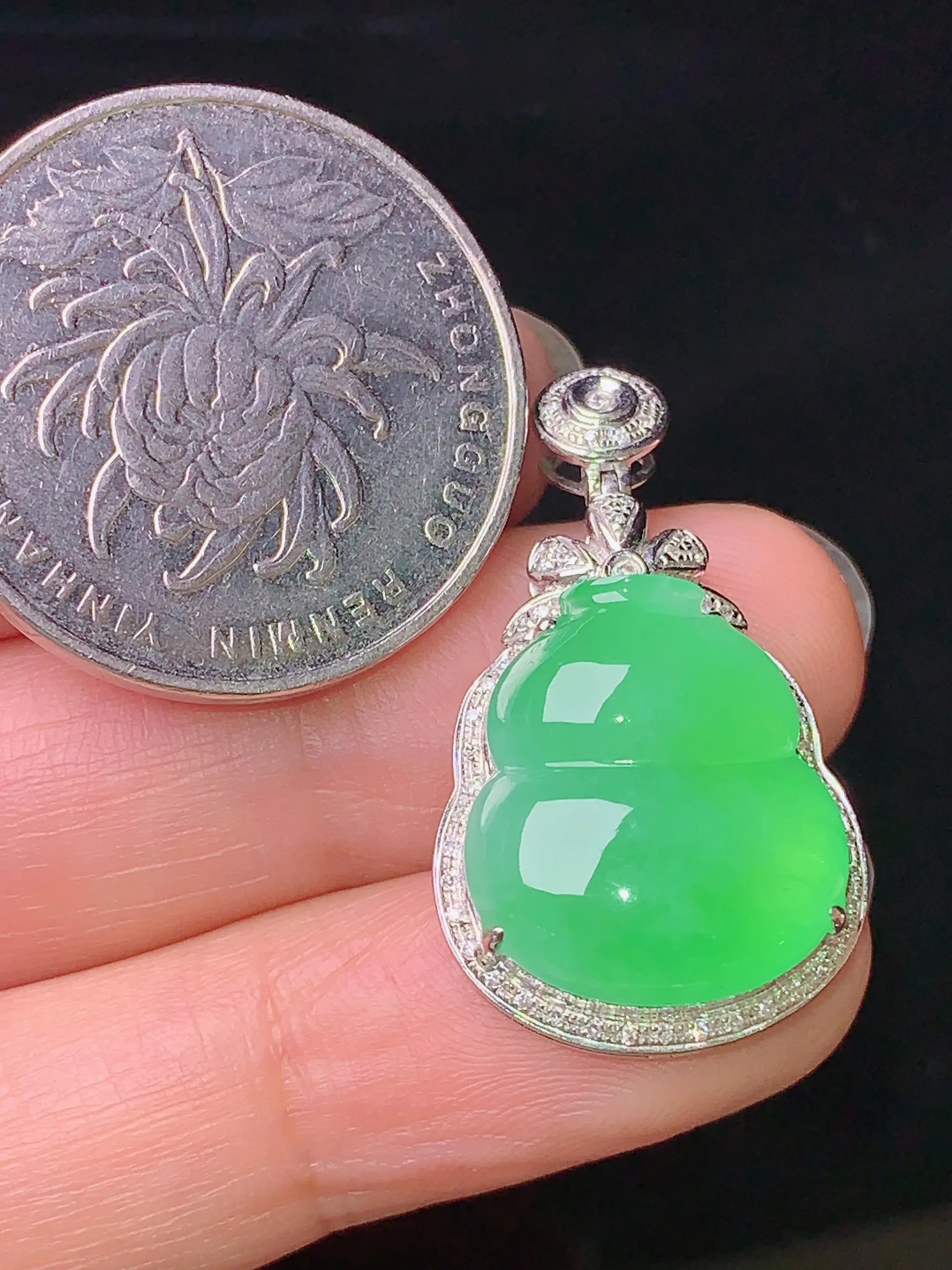 18k金钻镶嵌翠绿葫芦吊坠 玉质细腻 色泽艳丽 水润亮眼  整体尺寸29.3*16.7*7.6
