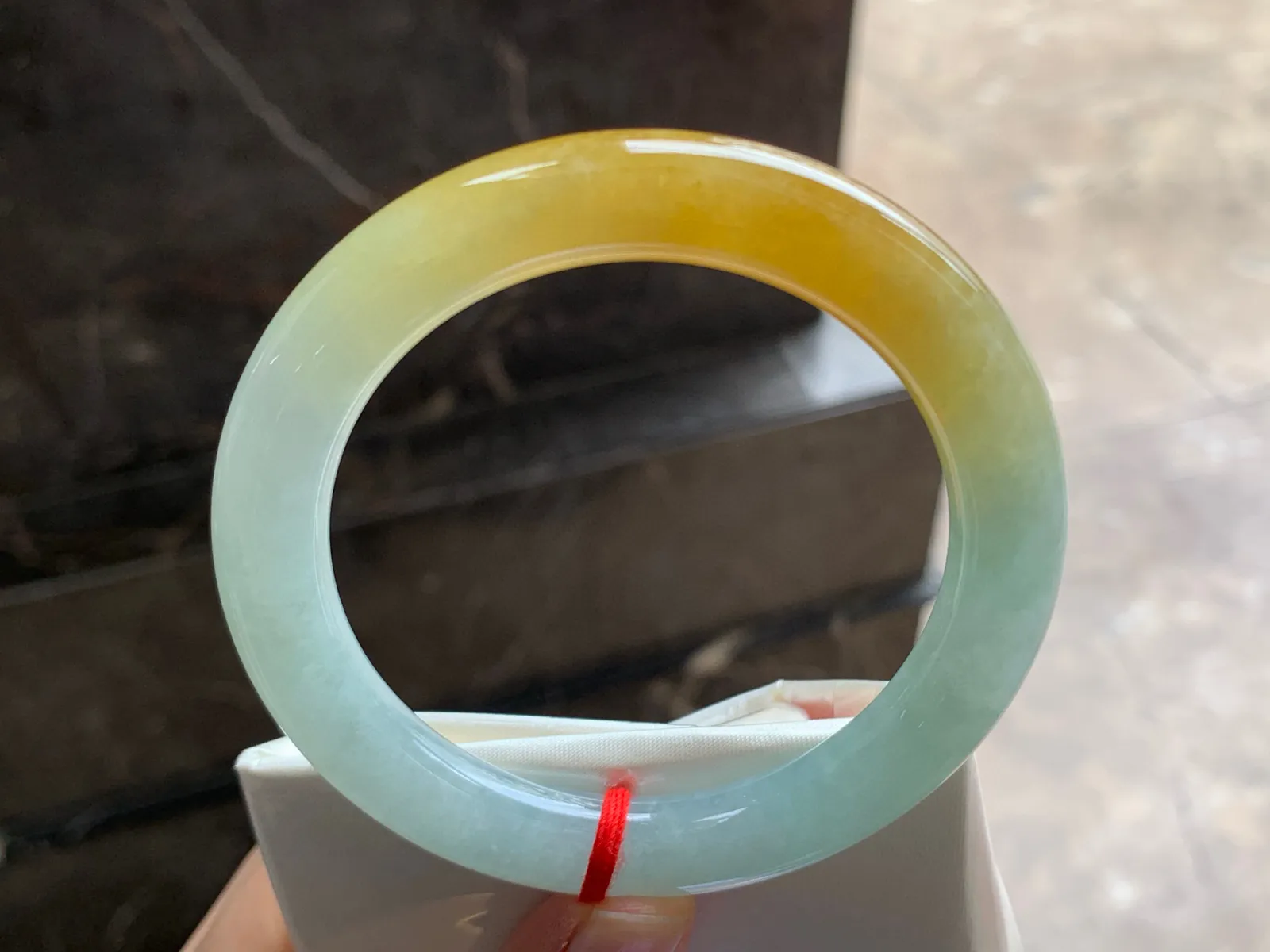56.5-9.5-10.4

黄翡圆条手镯^_^颜色浓郁 鲜艳 起光细腻