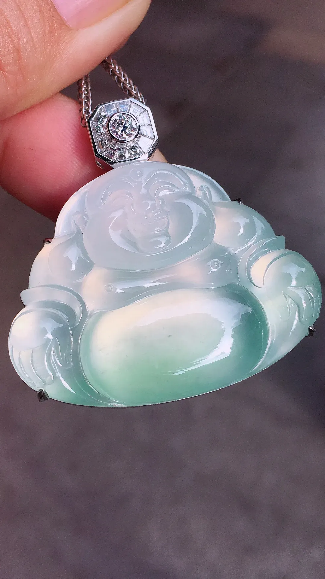 冰种平安扣吊坠，玉质细腻，荧光感超
强，饱满圆润，气质满满。18k
金豪华镶嵌