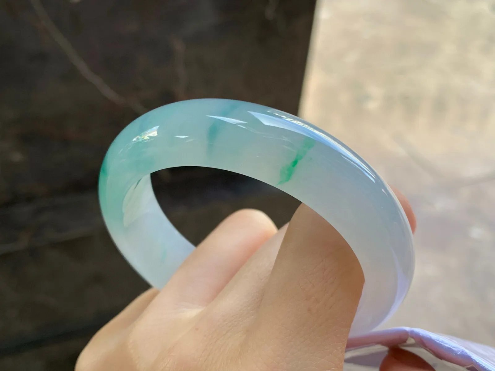 冰飘绿花宽版手镯
尺寸：55.5-15-8.7mm
种水好 绿花点缀