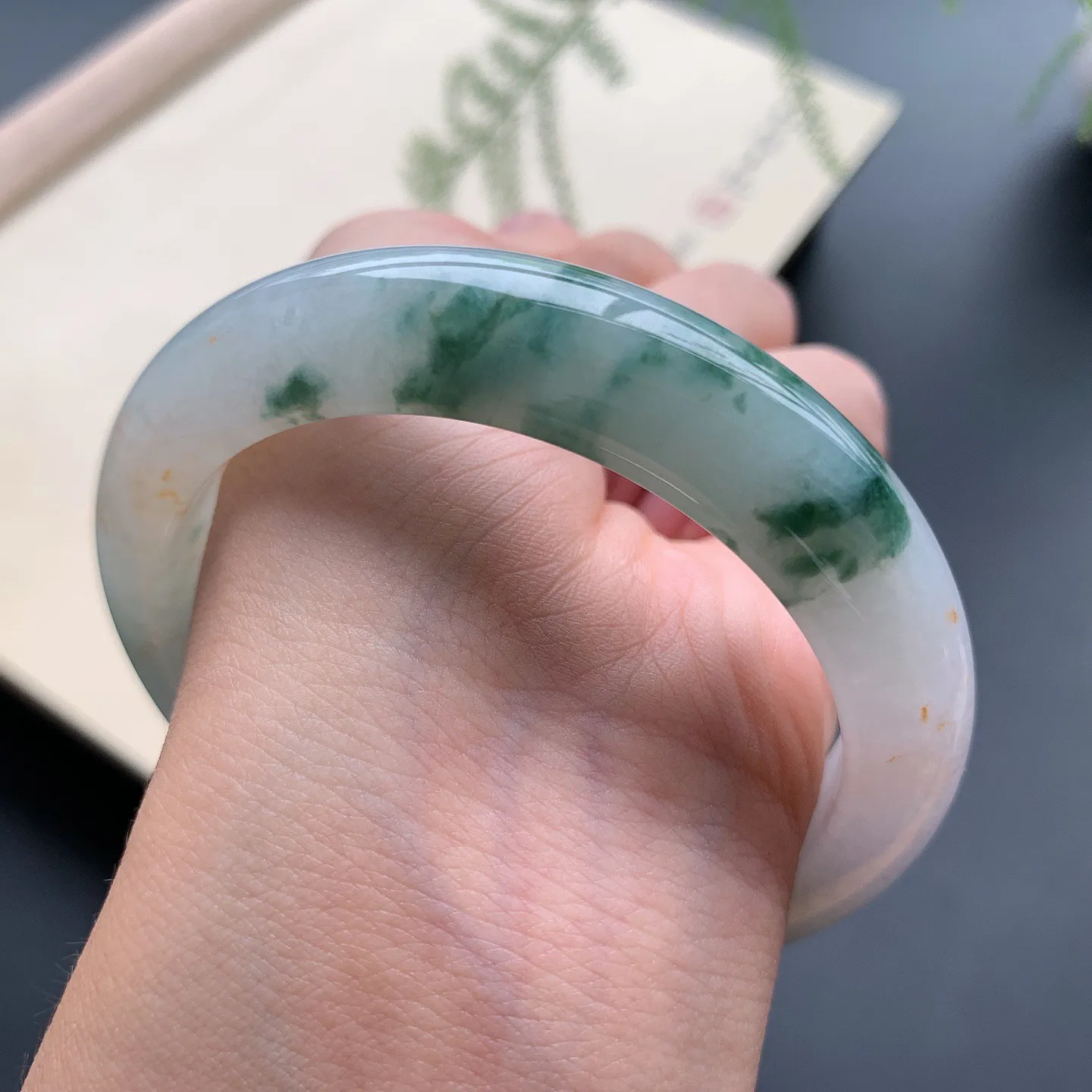 57圈口飘花正圈手镯 尺寸：57-12-8.6，无纹裂，花色浓郁，细腻光滑