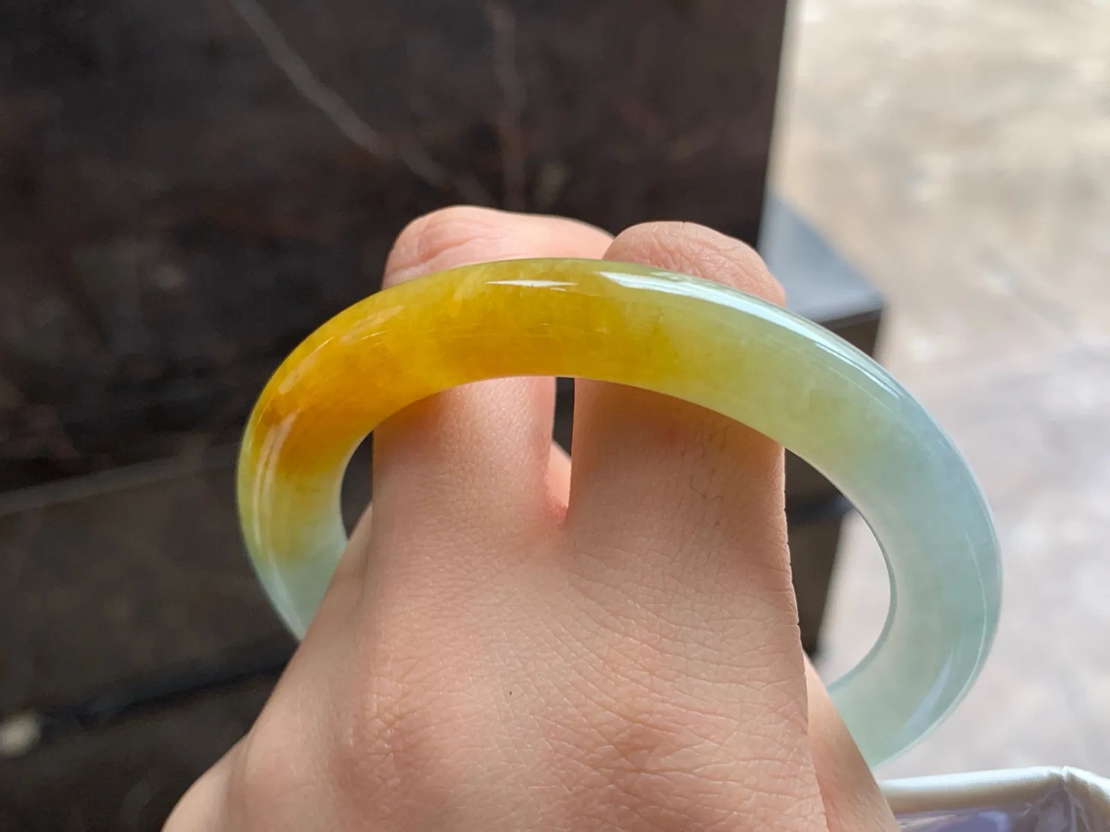 56.5-9.5-10.4

黄翡圆条手镯^_^颜色浓郁 鲜艳 起光细腻