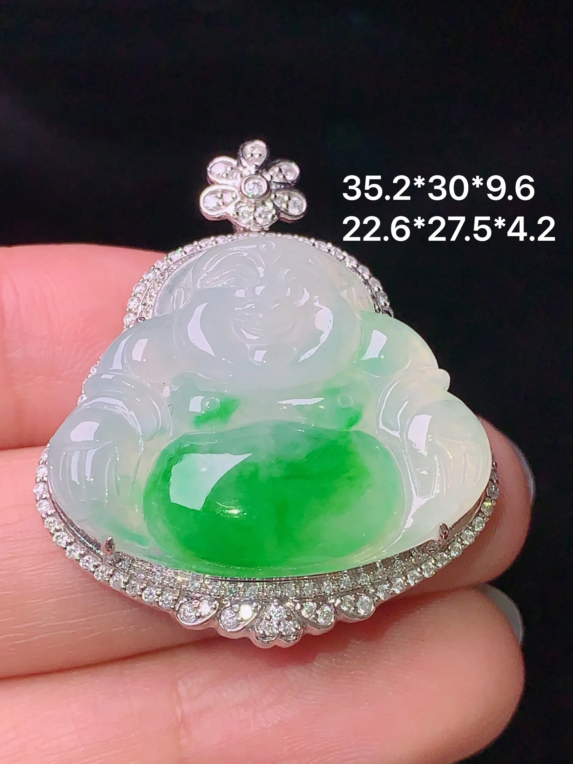 18k金钻镶嵌飘绿佛公吊坠 玉质细腻 色泽艳丽 水润亮眼  整体尺寸35.2*30*9.6