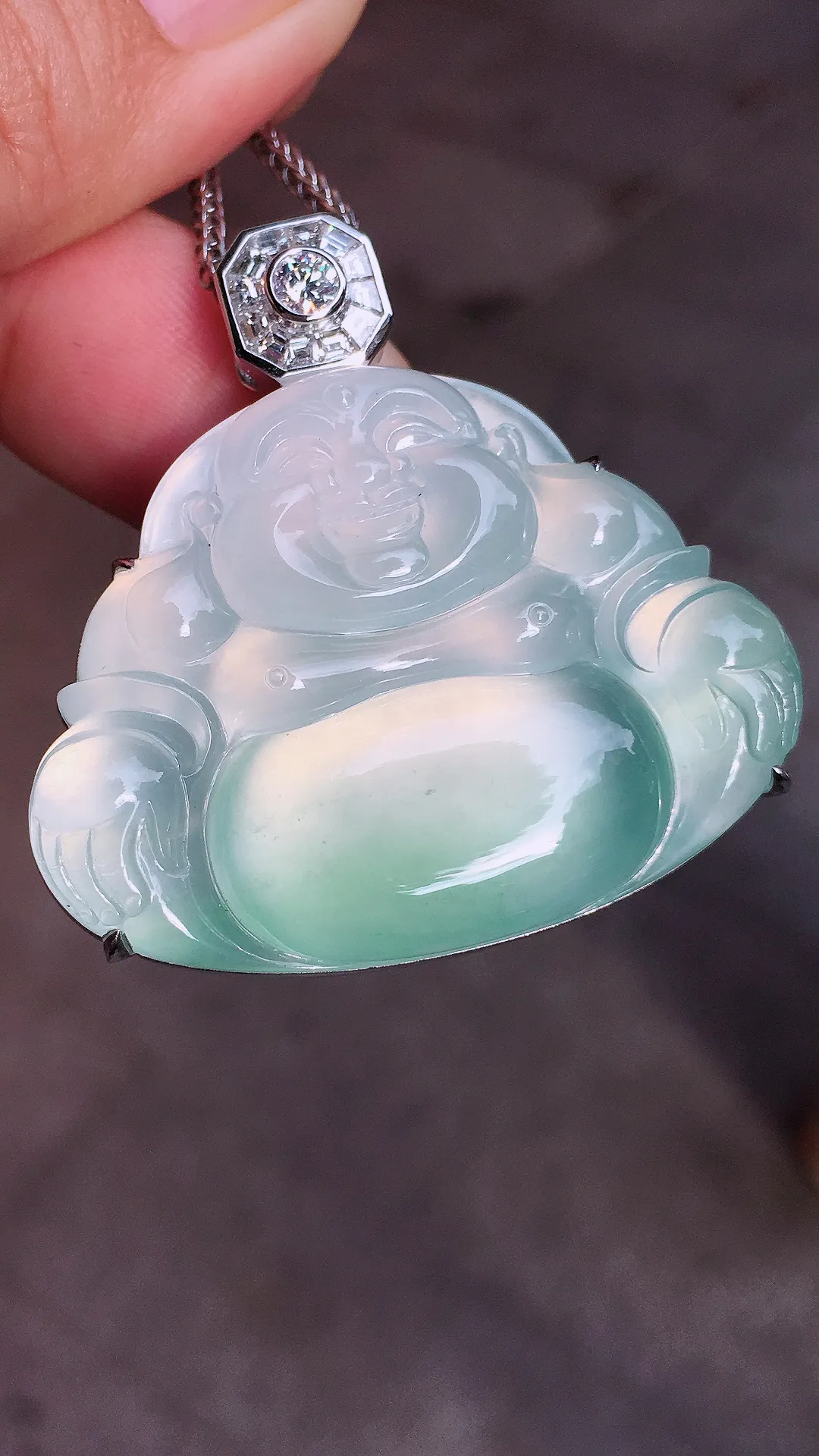 冰种平安扣吊坠，玉质细腻，荧光感超
强，饱满圆润，气质满满。18k
金豪华镶嵌