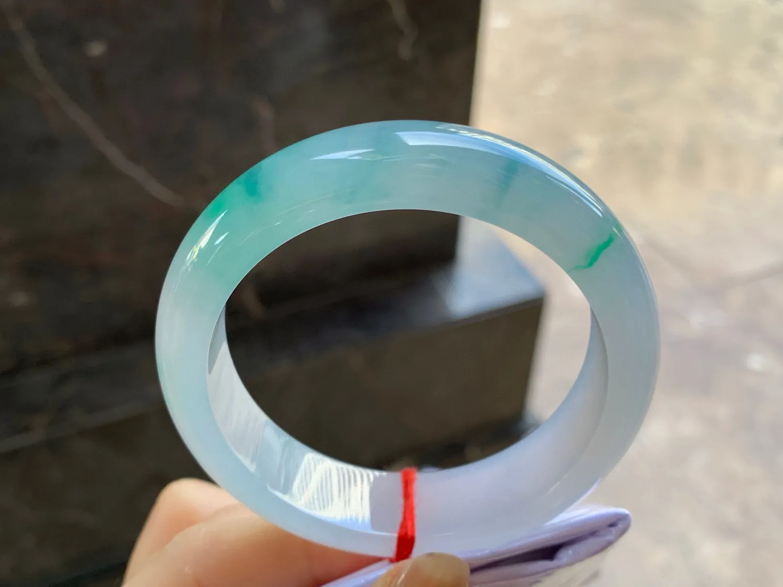 冰飘绿花宽版手镯
尺寸：55.5-15-8.7mm
种水好 绿花点缀