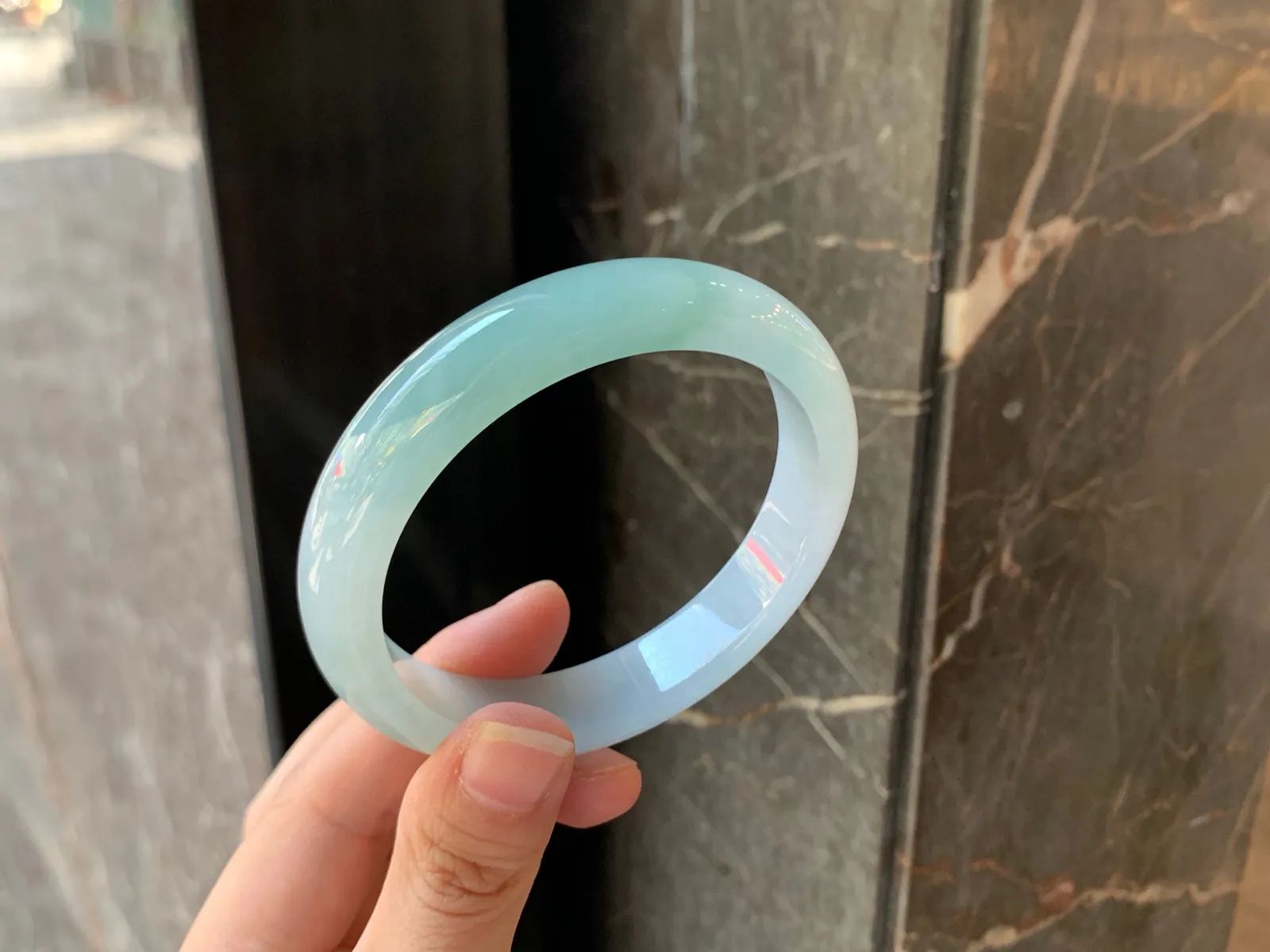 ｜58圈口
青蓝底飘花，若隐若现，底子冰润起胶