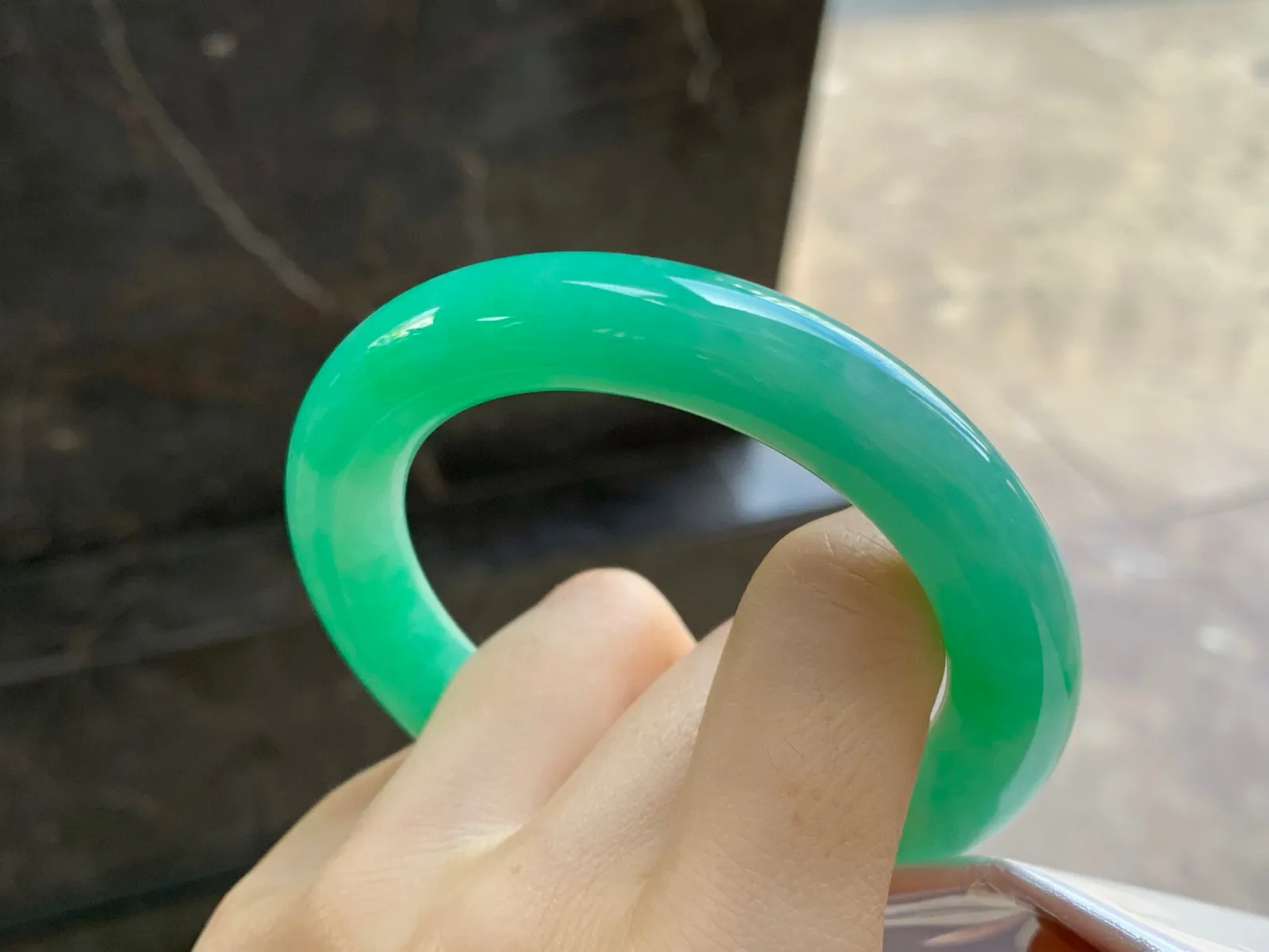 满色圆条手镯
尺寸：54-11.8mm
肉质细腻干净～颜色整圈浓郁均匀上手漂亮