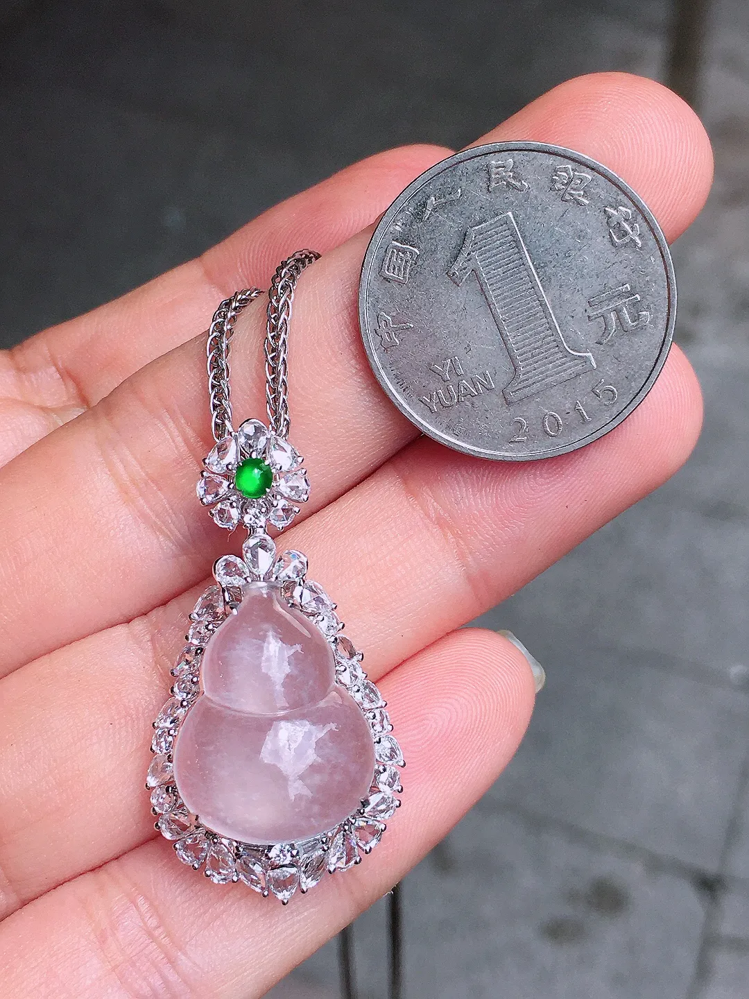 冰种葫芦吊坠，玉质细腻，荧光感超
强，饱满圆润，气质满满。18k
金豪华镶嵌