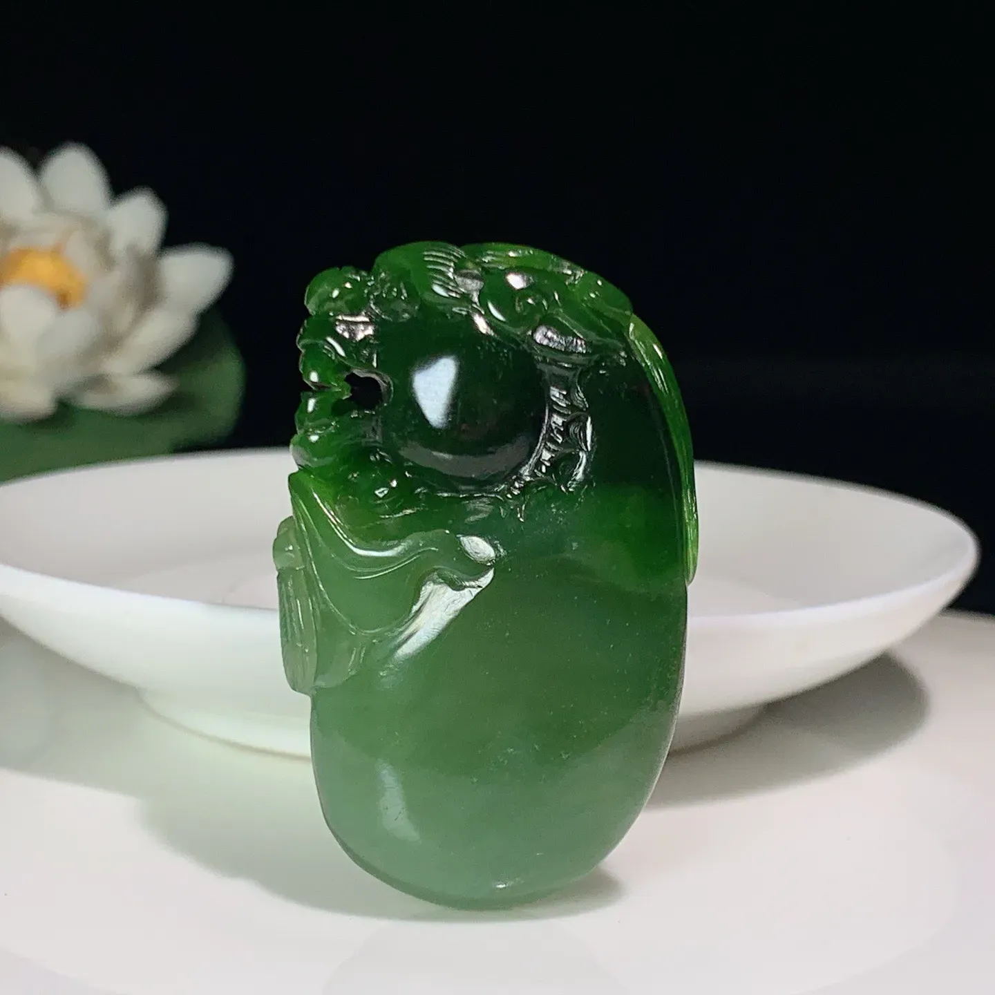 和田玉菠菜绿俄罗斯碧玉富贵长寿挂件。尺寸49.8/31.5/17.6重40.5克 玉质细腻油润 底色纯净 脂粉好，品质好。lt250830
