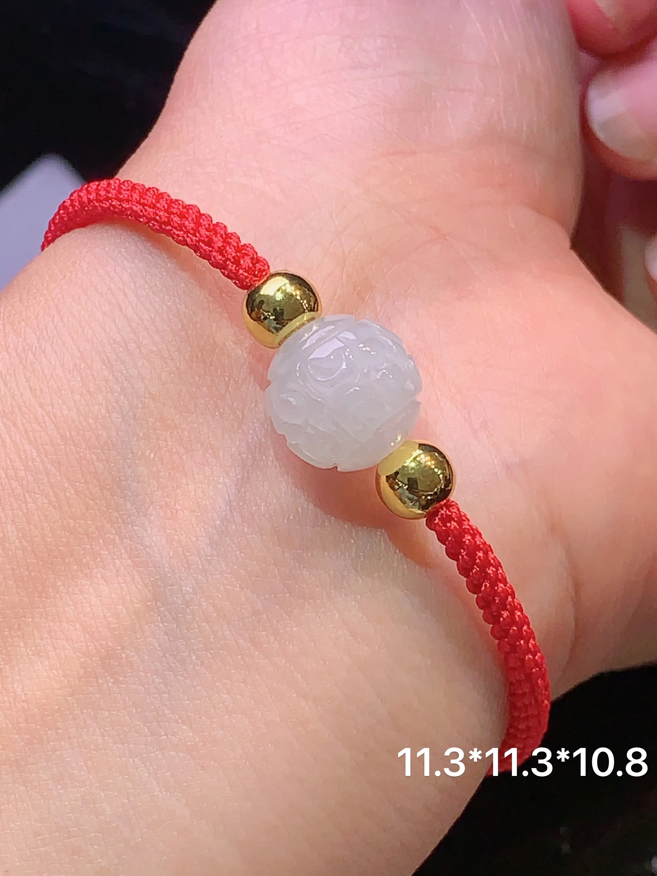 冰种雕花路路通 玉质细腻 色泽艳丽 水润亮眼  整体尺寸11.3*11.3*10.8