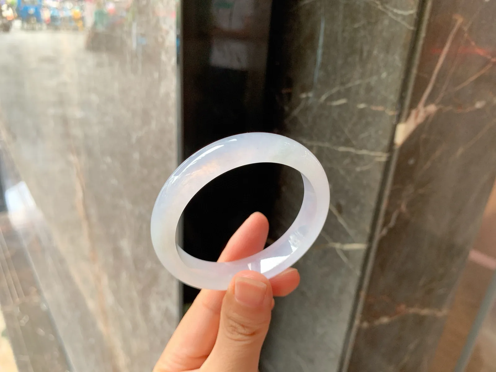 ｜51圈口
淡春彩翡翠手镯，底子冰透，淡雅自然，