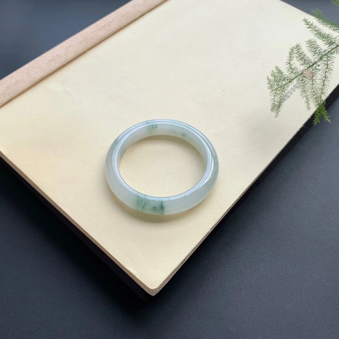 51圈口飘花正圈手镯 尺寸：51-10.3-8，无纹额，细腻光滑，花色飘逸灵动