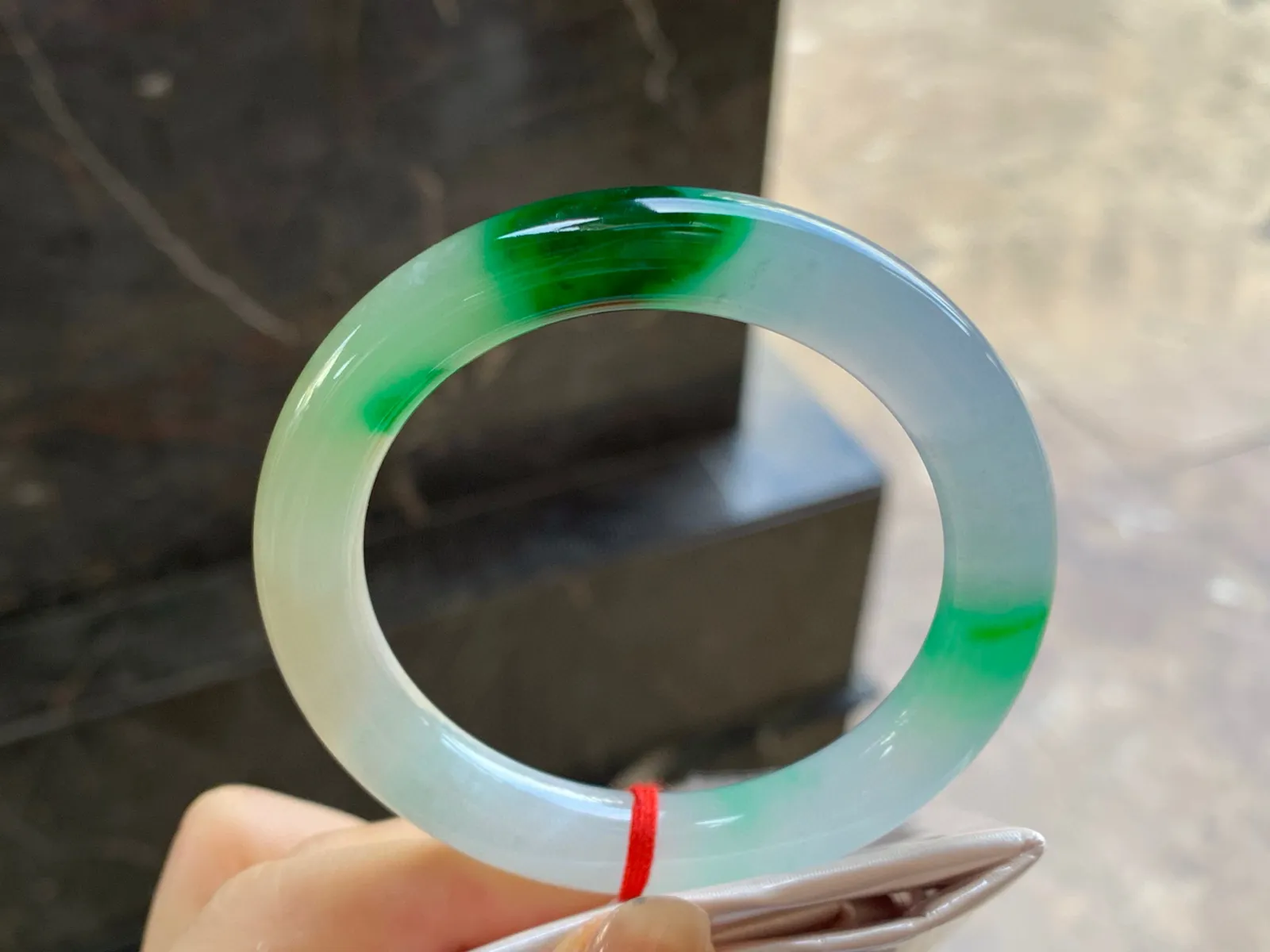 黄加绿圆条手镯
尺寸：51.7-9.5mm
有种有色～颜色漂亮精品小圈口