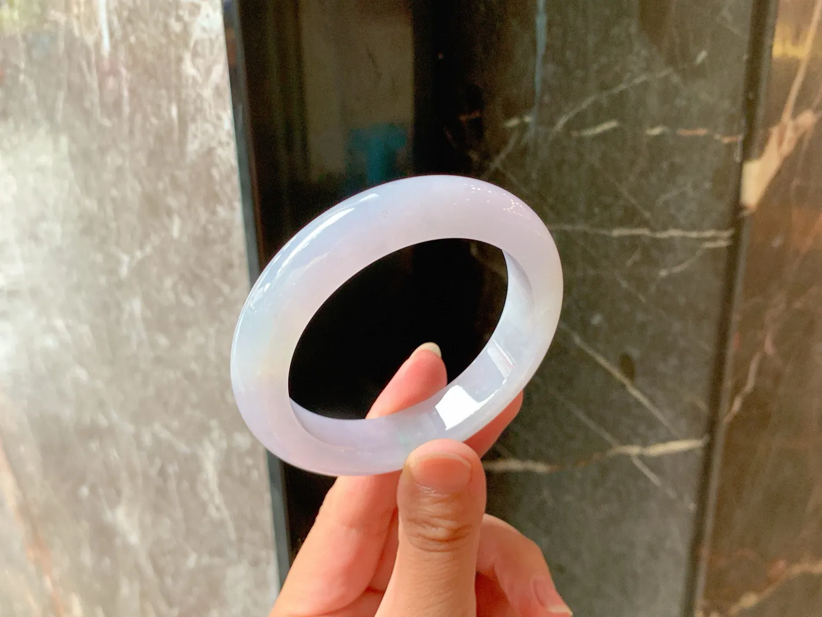 ｜53圈口
淡春彩翡翠手镯，飘丝丝绿花，底子干净，仙气飘飘，
