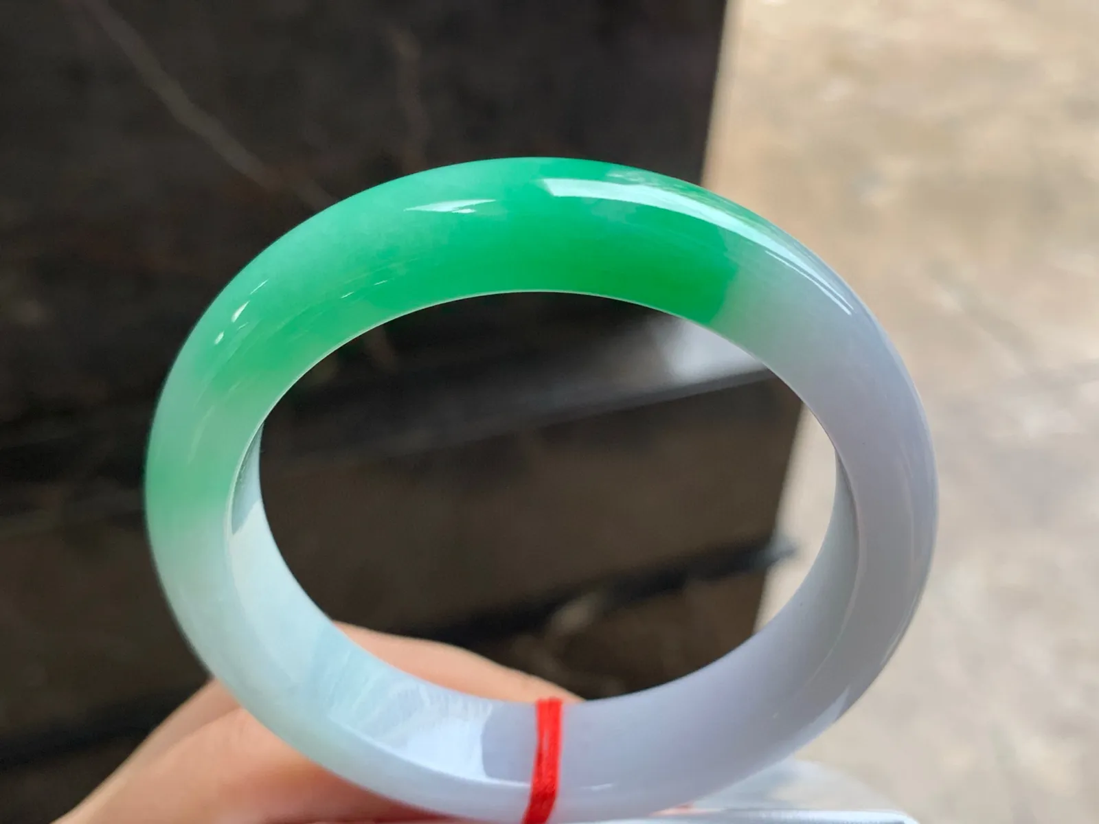 57-13.5-9

带色手镯^_^颜色鲜艳 玉质温润 起光