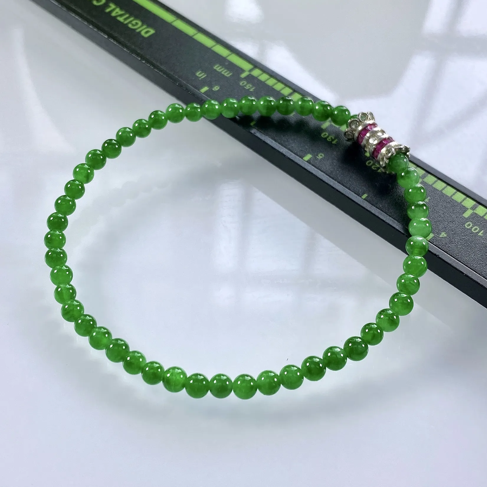 收藏级别，缅甸天然翡翠A货，卡3.6高冰种起胶满绿帝王绿小米珠小圆珠手串手链，尺寸：3.6mm/50颗，长度175mm，重量：4.80g