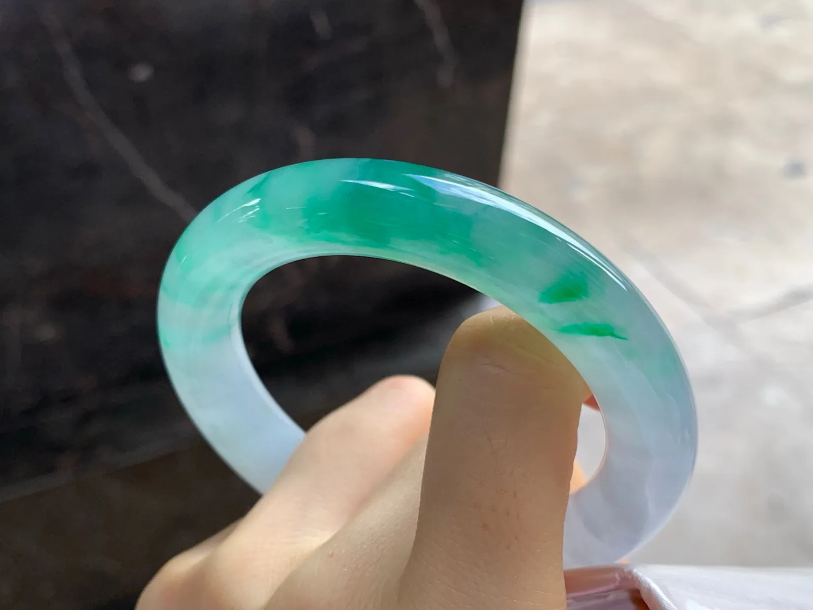 冰种带色圆条手镯
尺寸：55.5-11.8mm
有种有色～品质货