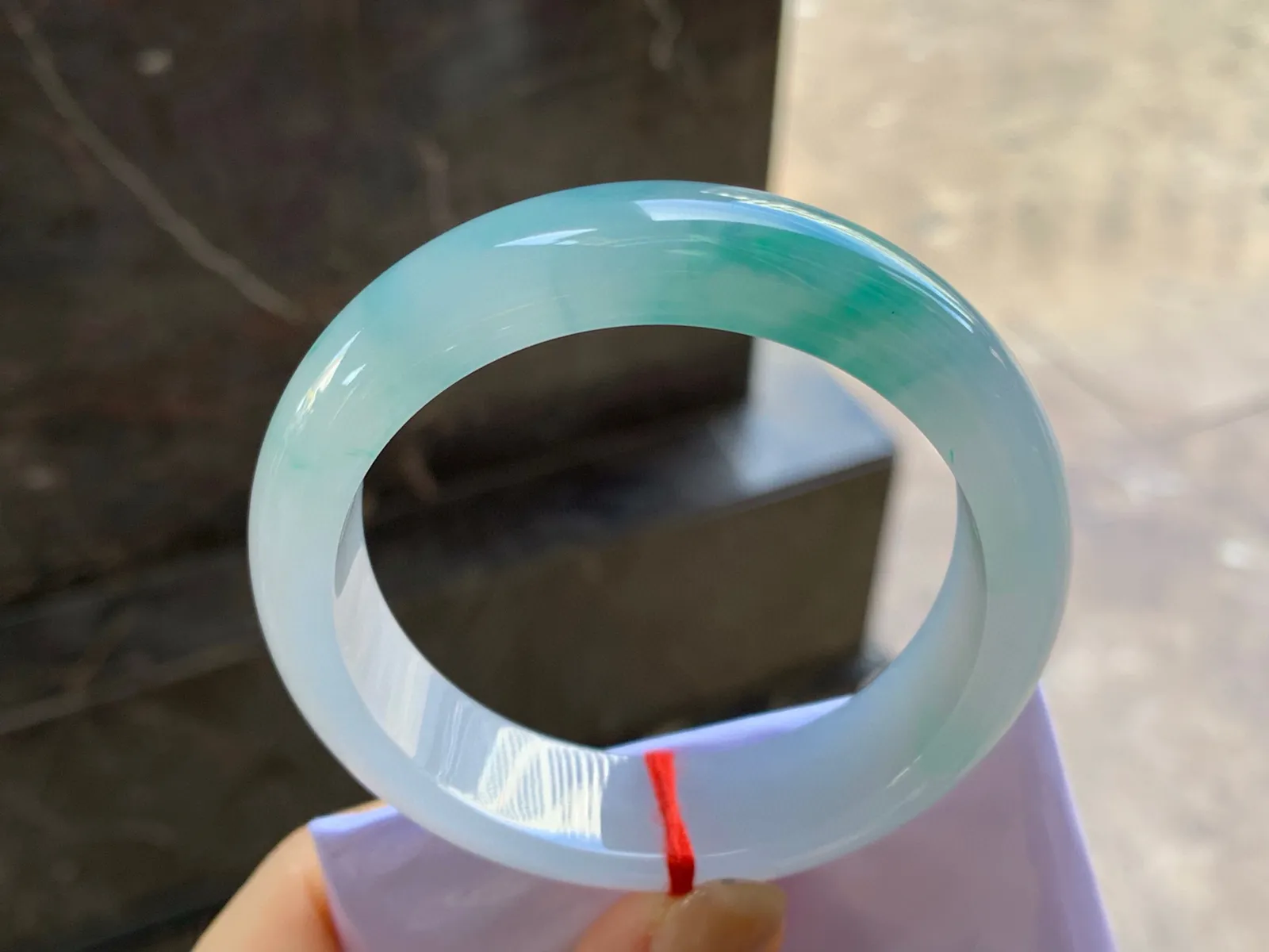 冰飘绿花宽版手镯
尺寸：55.5-15-8.7mm
种水好 绿花点缀