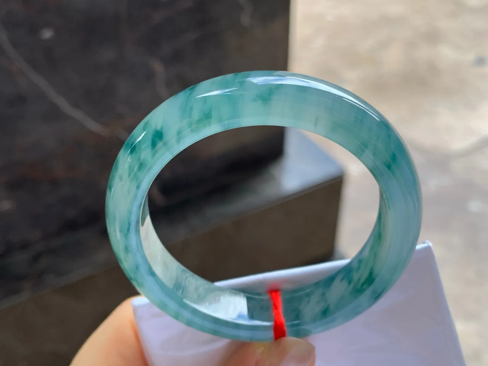 冰飘花手镯
尺寸：51-12.5-8.1mm
种老肉细～飘花浓郁上手漂亮