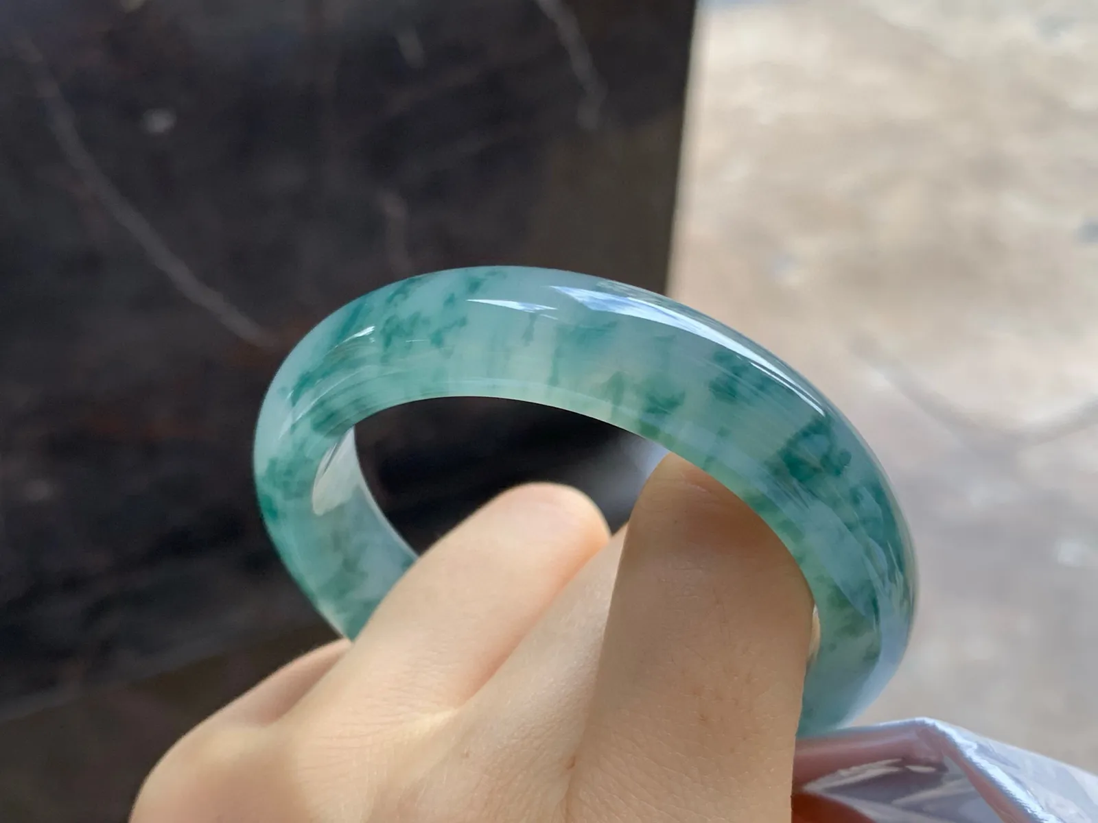冰飘花手镯
尺寸：51-12.5-8.1mm
种老肉细～飘花浓郁上手漂亮