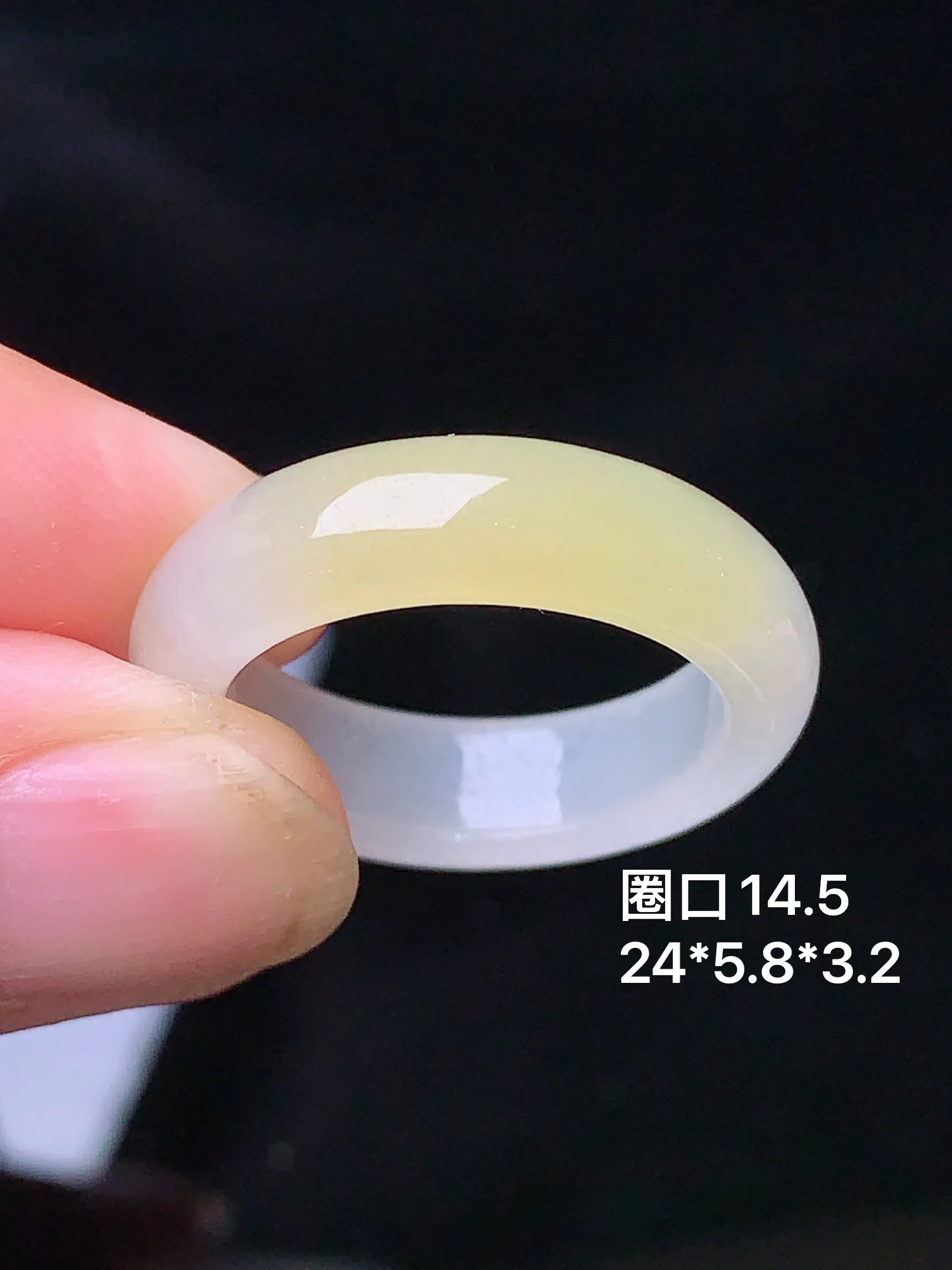 飘黄翡指环 玉质细腻 色泽艳丽 水润亮眼  圈口14.5 整体尺寸24*5.8*3.2