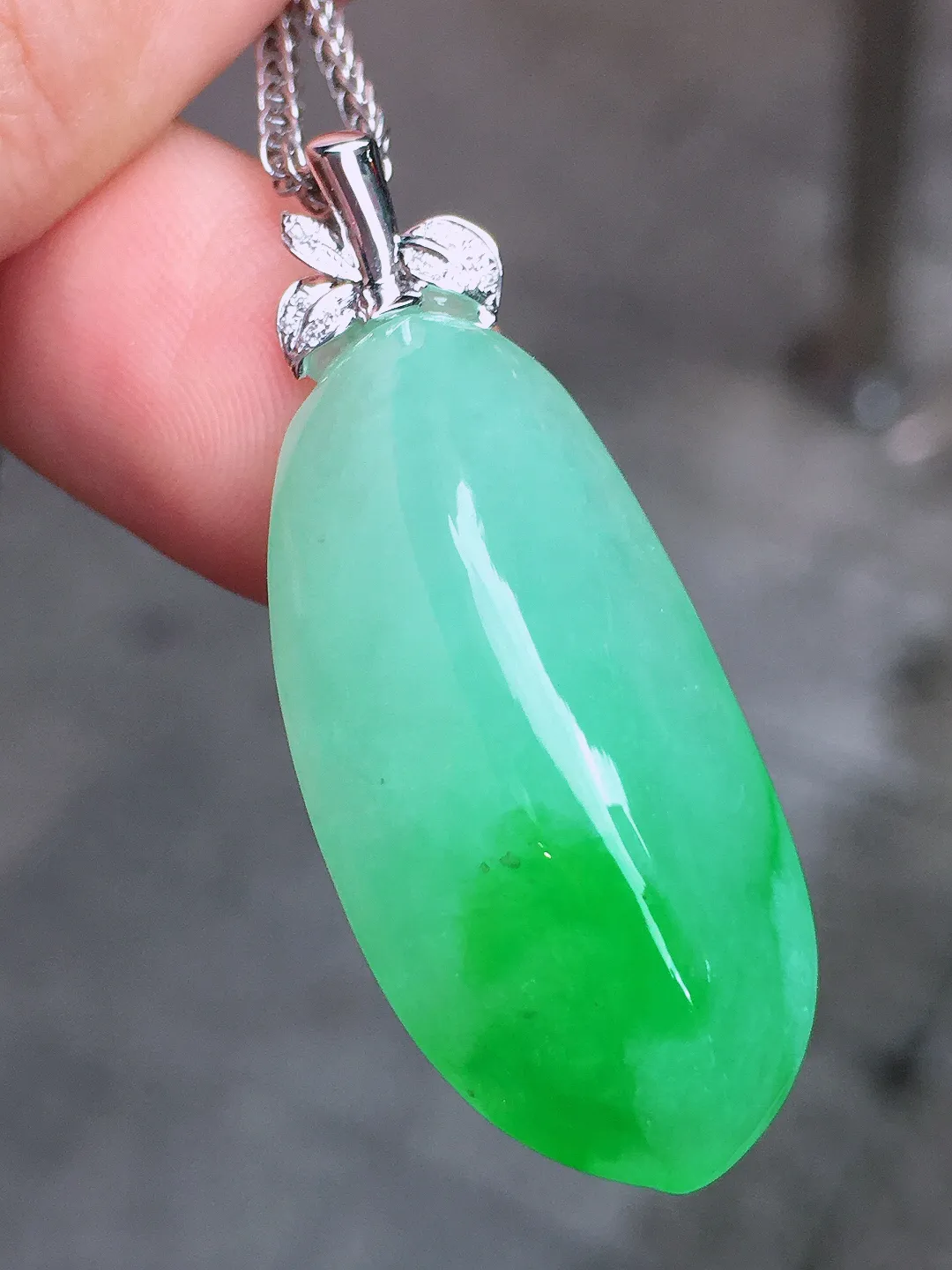 飘绿福瓜吊坠，色泽艳丽，玉质细腻，荧光感超
强，饱满圆润，气质满满。18k
金豪华镶嵌