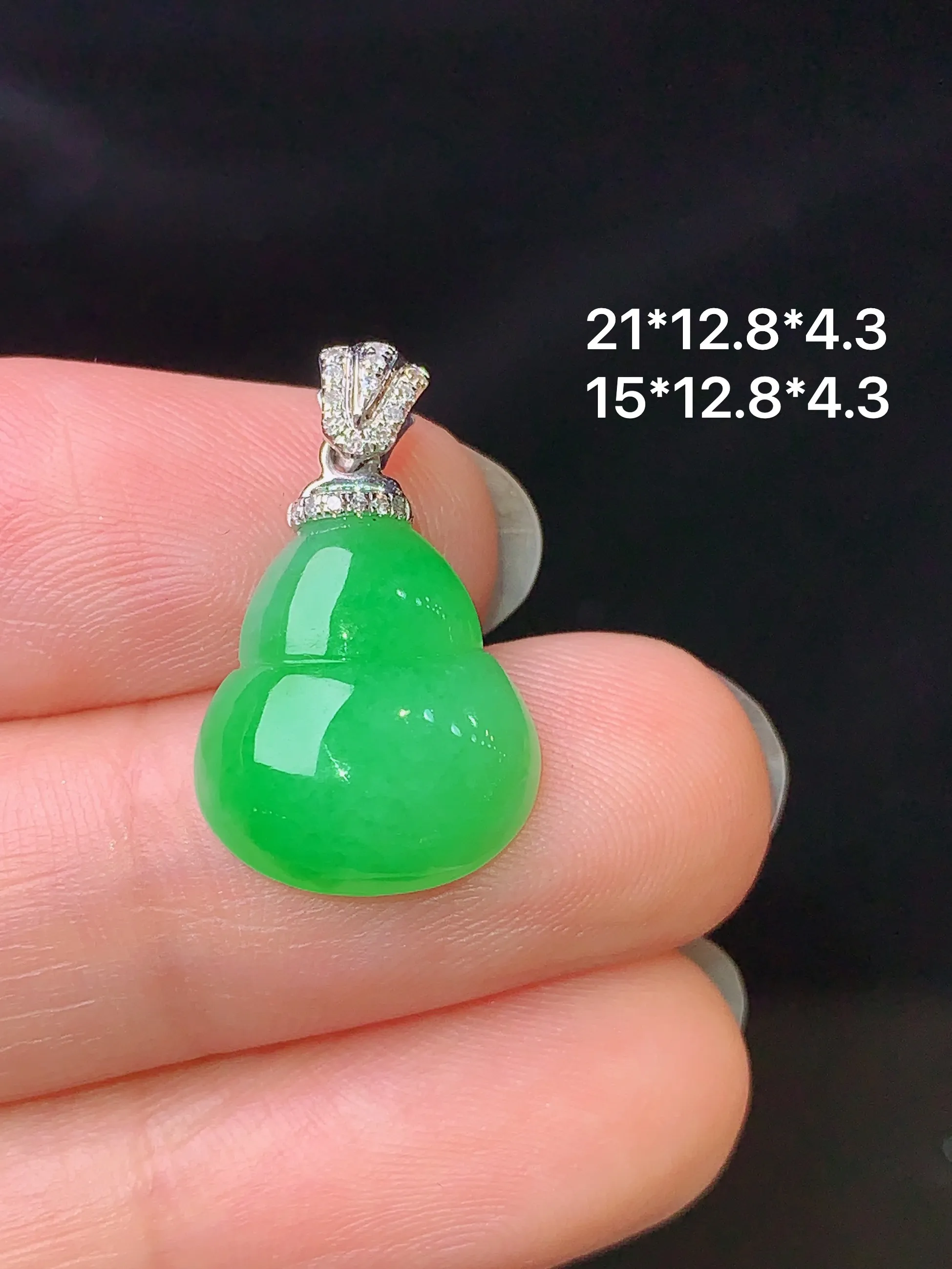 18k金钻镶嵌翠绿葫芦吊坠 玉质细腻 色泽艳丽 水润亮眼  整体尺寸21*12.8*4.3