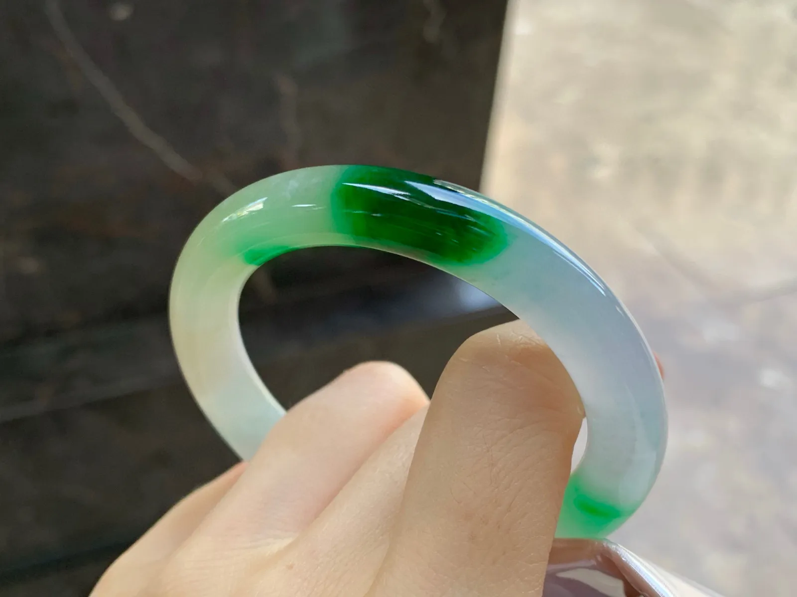 黄加绿圆条手镯
尺寸：51.7-9.5mm
有种有色～颜色漂亮精品小圈口