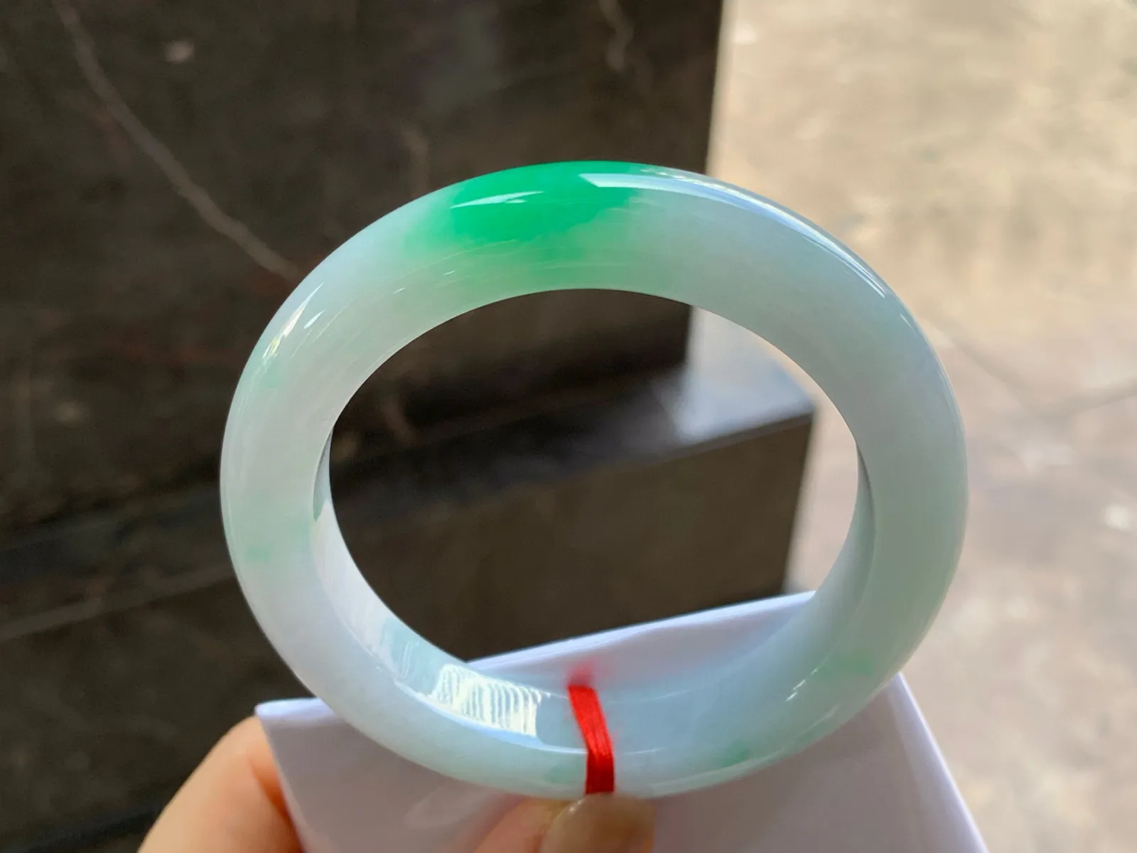 阳绿色手镯
尺寸：57.5-13-10mm
底子细腻干净～阳绿色一团