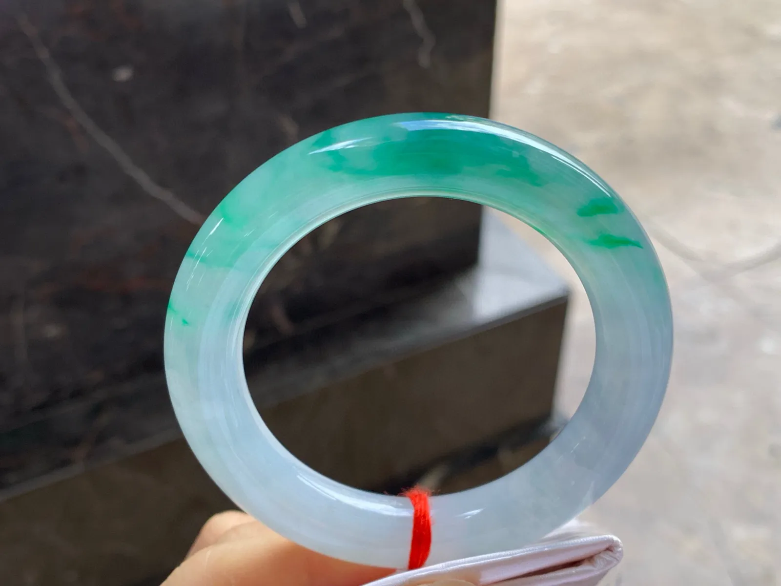 冰种带色圆条手镯
尺寸：55.5-11.8mm
有种有色～品质货