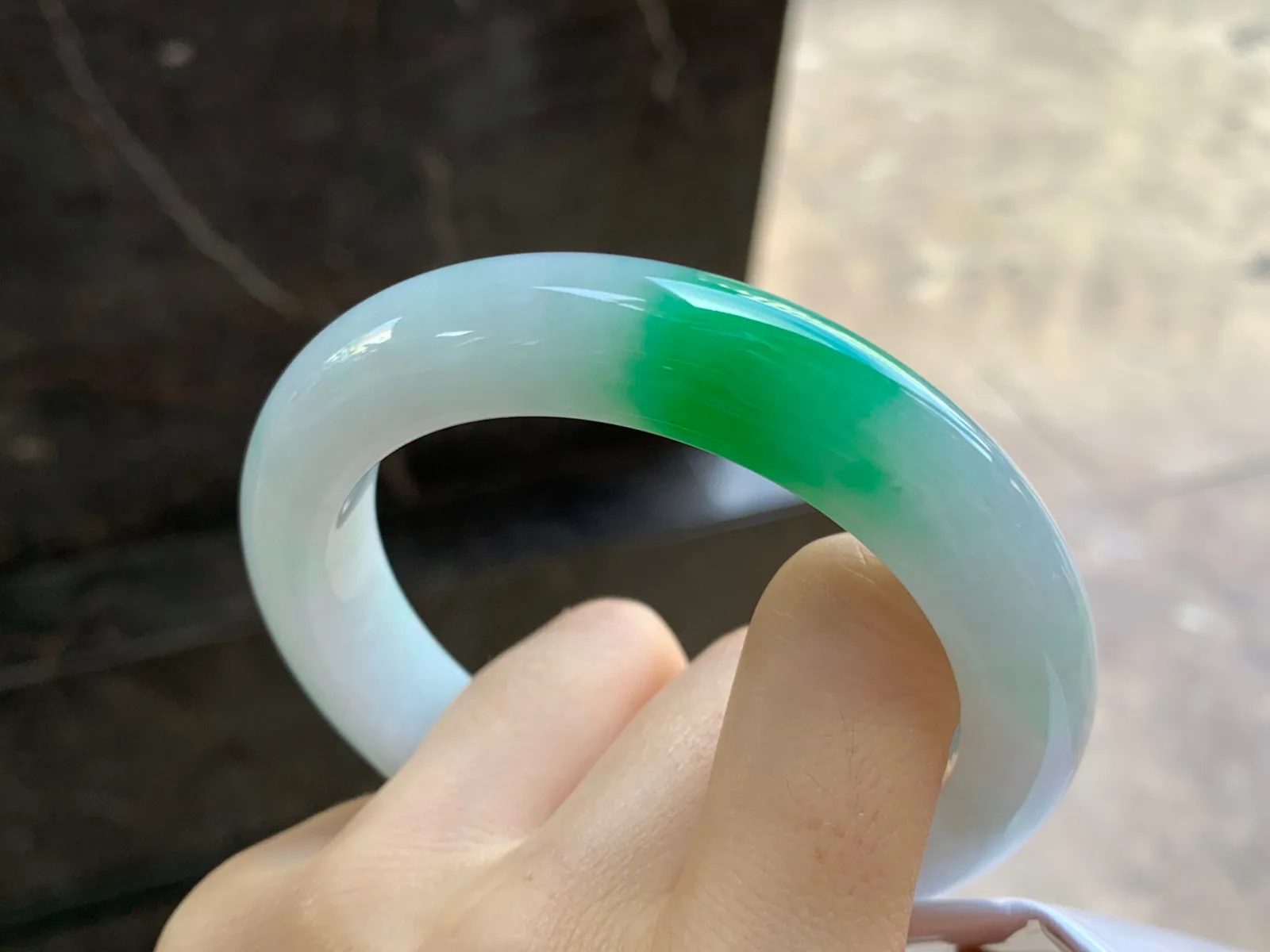 阳绿色手镯
尺寸：57.5-13-10mm
底子细腻干净～阳绿色一团