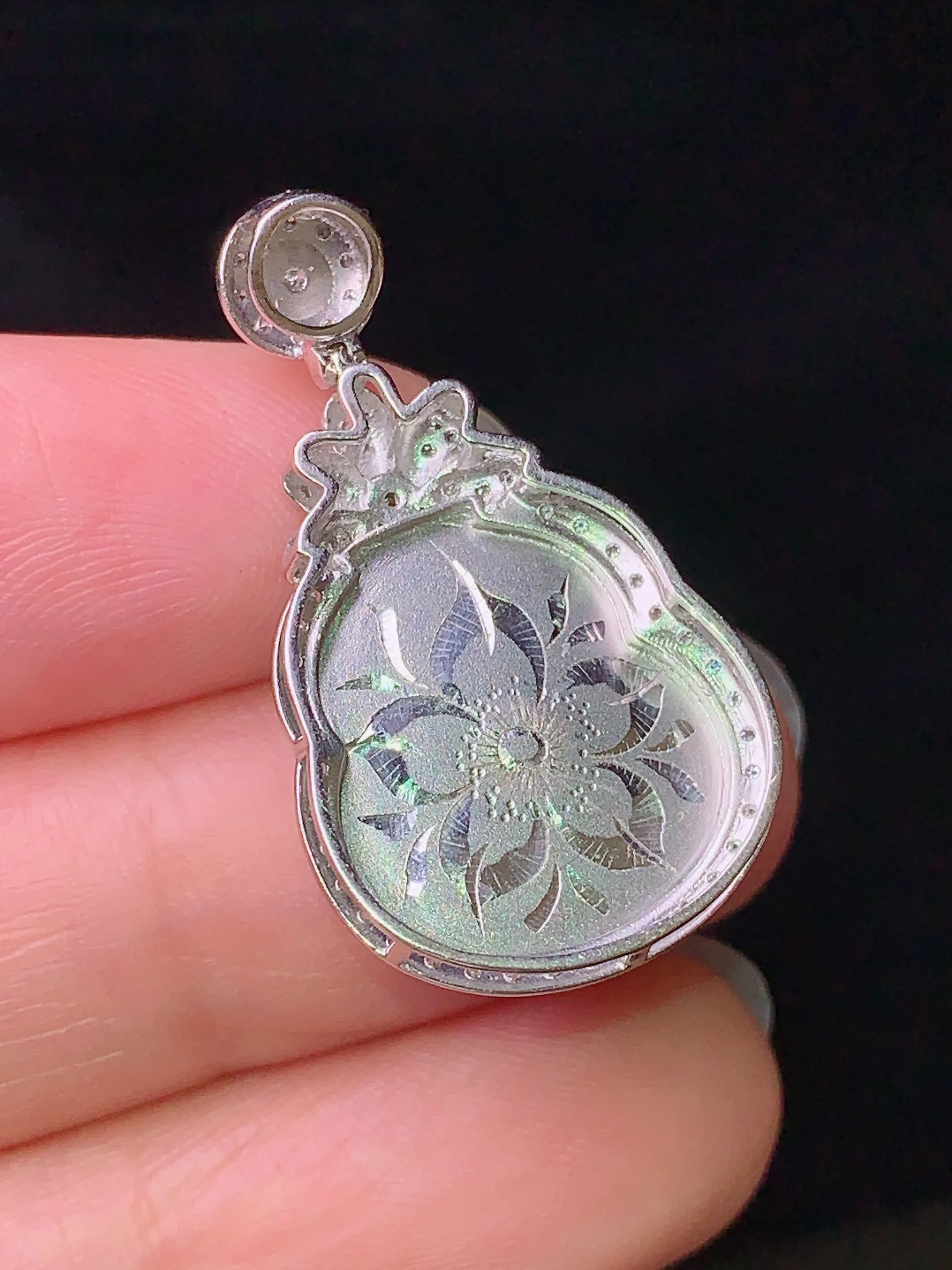 18k金钻镶嵌翠绿葫芦吊坠 玉质细腻 色泽艳丽 水润亮眼  整体尺寸29.3*16.7*7.6