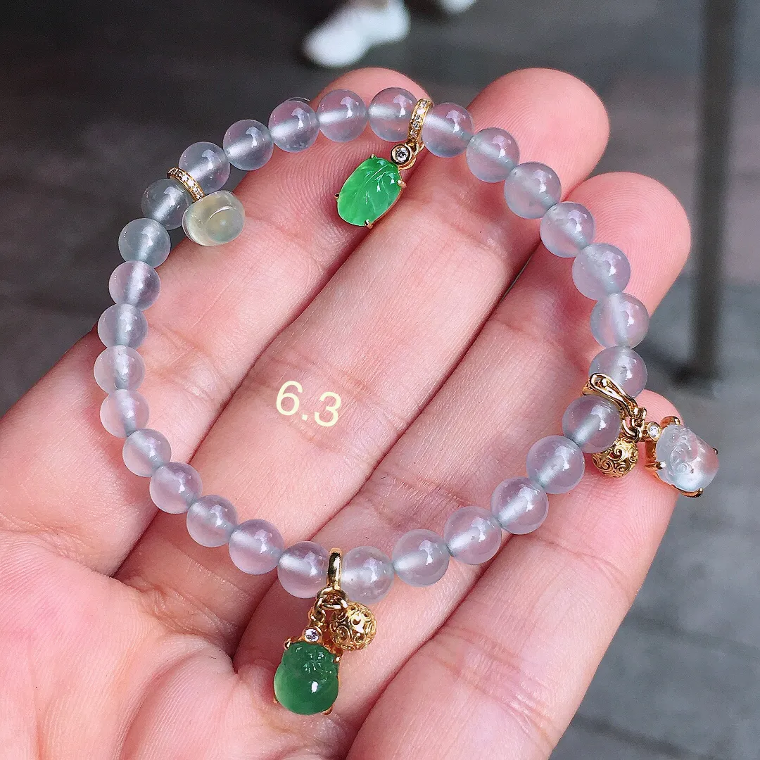 冰种珠子手串，玉质细腻，荧光感超
强，饱满圆润，气质满满。18k
金豪华镶嵌