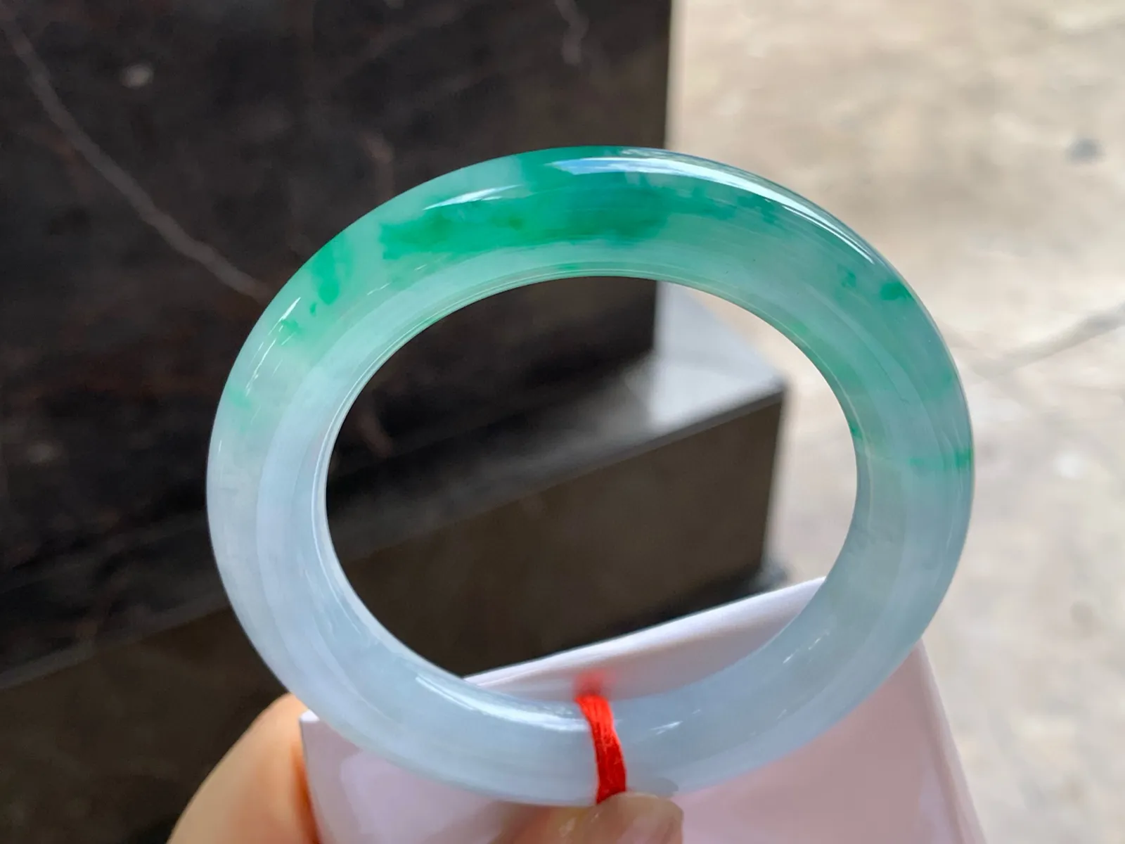 冰种带色圆条手镯
尺寸：55.5-11.8mm
有种有色～品质货