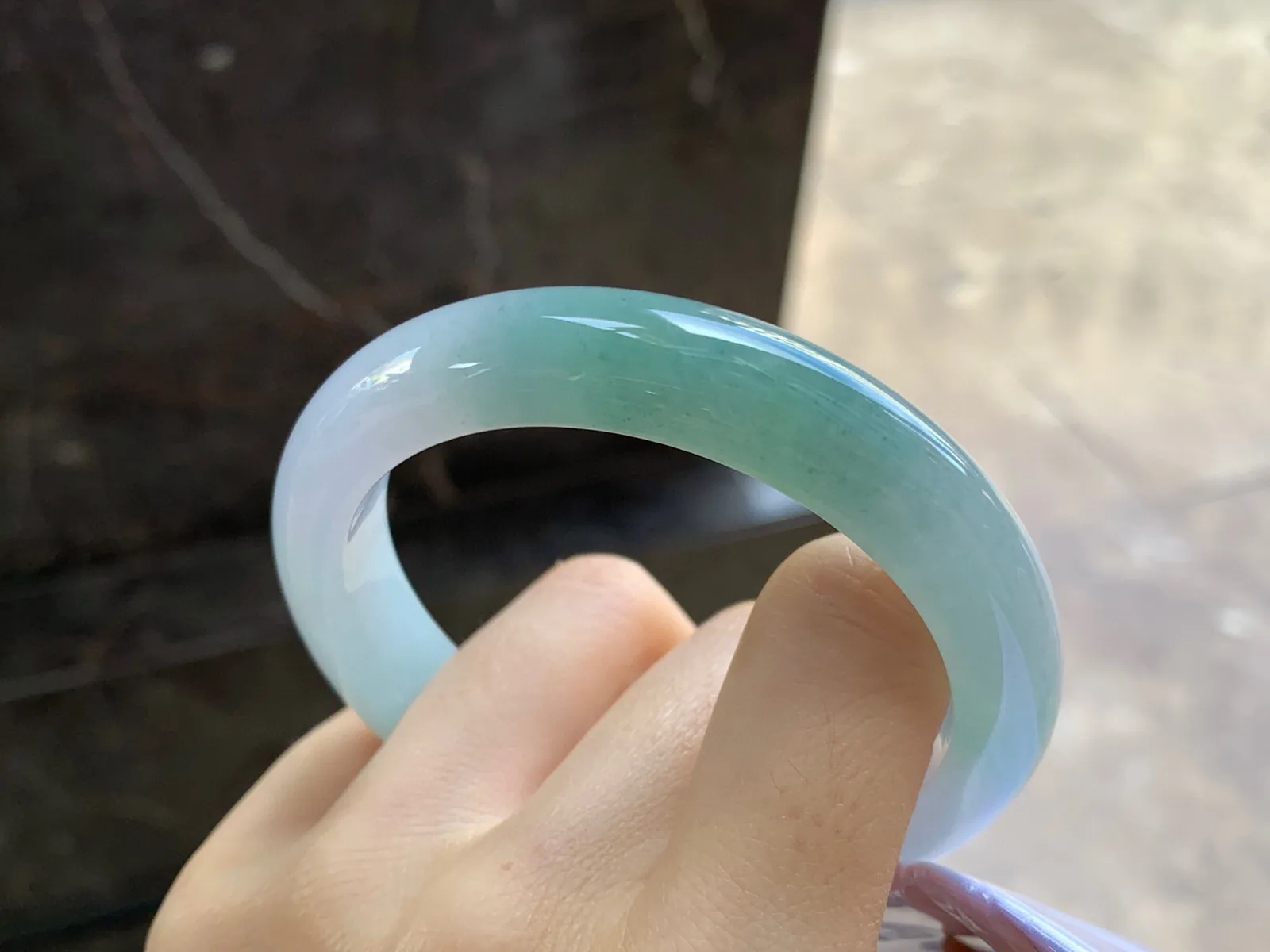 细糯手镯
尺寸：56-12-9mm
底子细腻干净～小清新