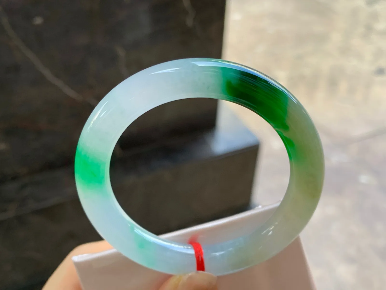 黄加绿圆条手镯
尺寸：51.7-9.5mm
有种有色～颜色漂亮精品小圈口