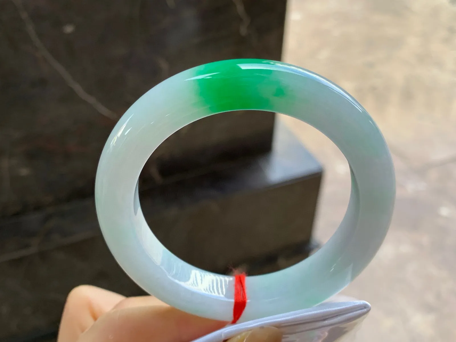 阳绿色手镯
尺寸：57.5-13-10mm
底子细腻干净～阳绿色一团