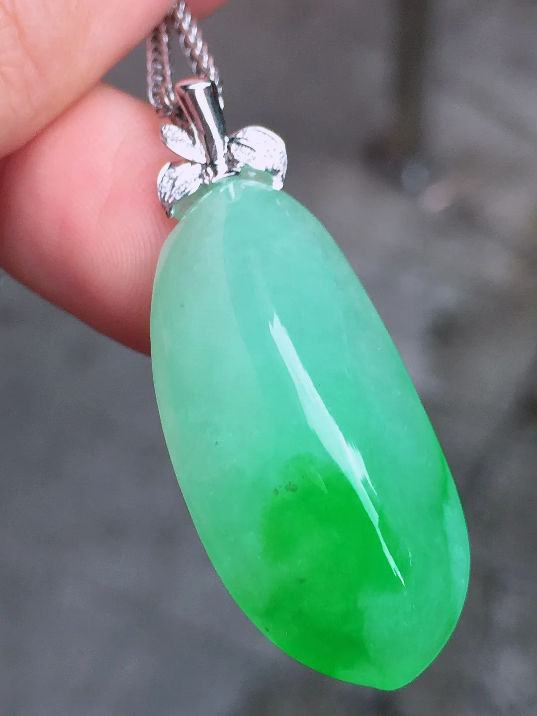 飘绿福瓜吊坠，色泽艳丽，玉质细腻，荧光感超
强，饱满圆润，气质满满。18k
金豪华镶嵌