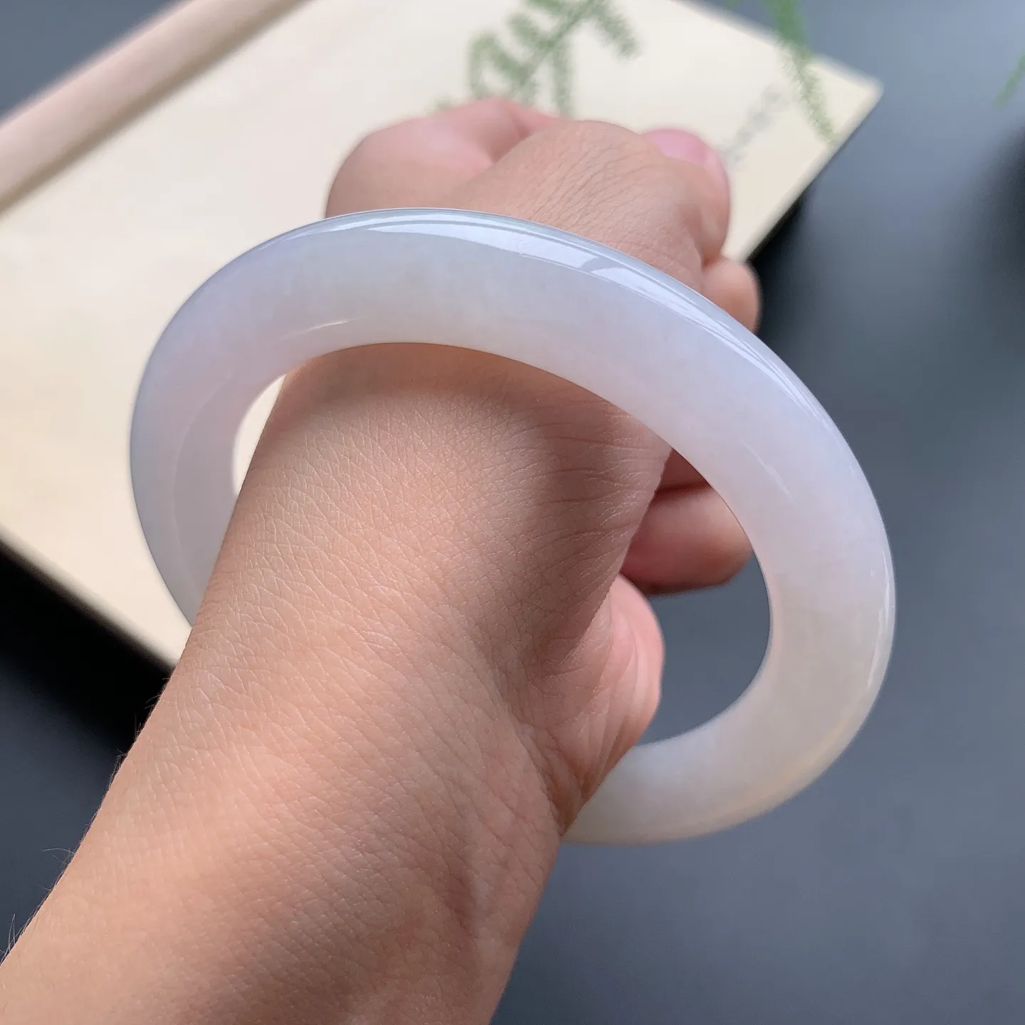 58.5圈口细糯圆条手镯 尺寸：58.5-11，无纹裂，细腻釉洁，条形饱满