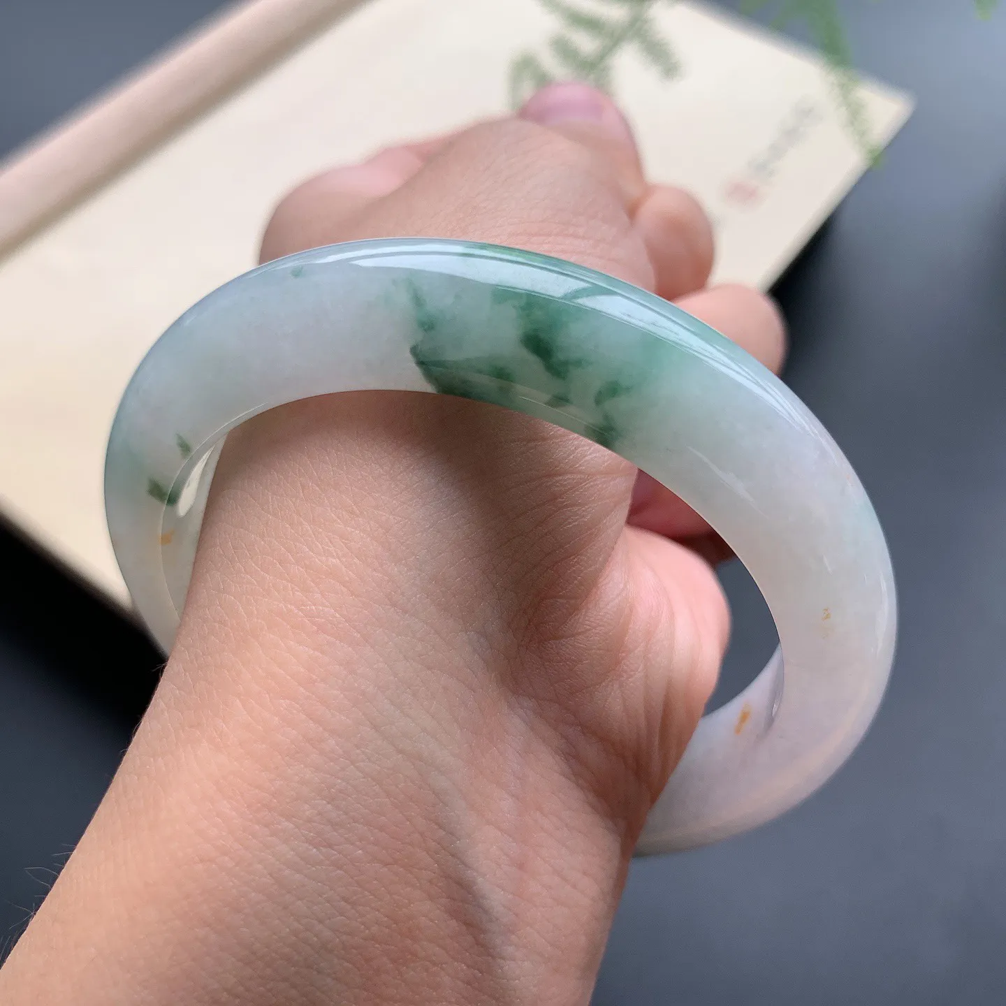57圈口飘花正圈手镯 尺寸：57-12-8.6，无纹裂，花色浓郁，细腻光滑