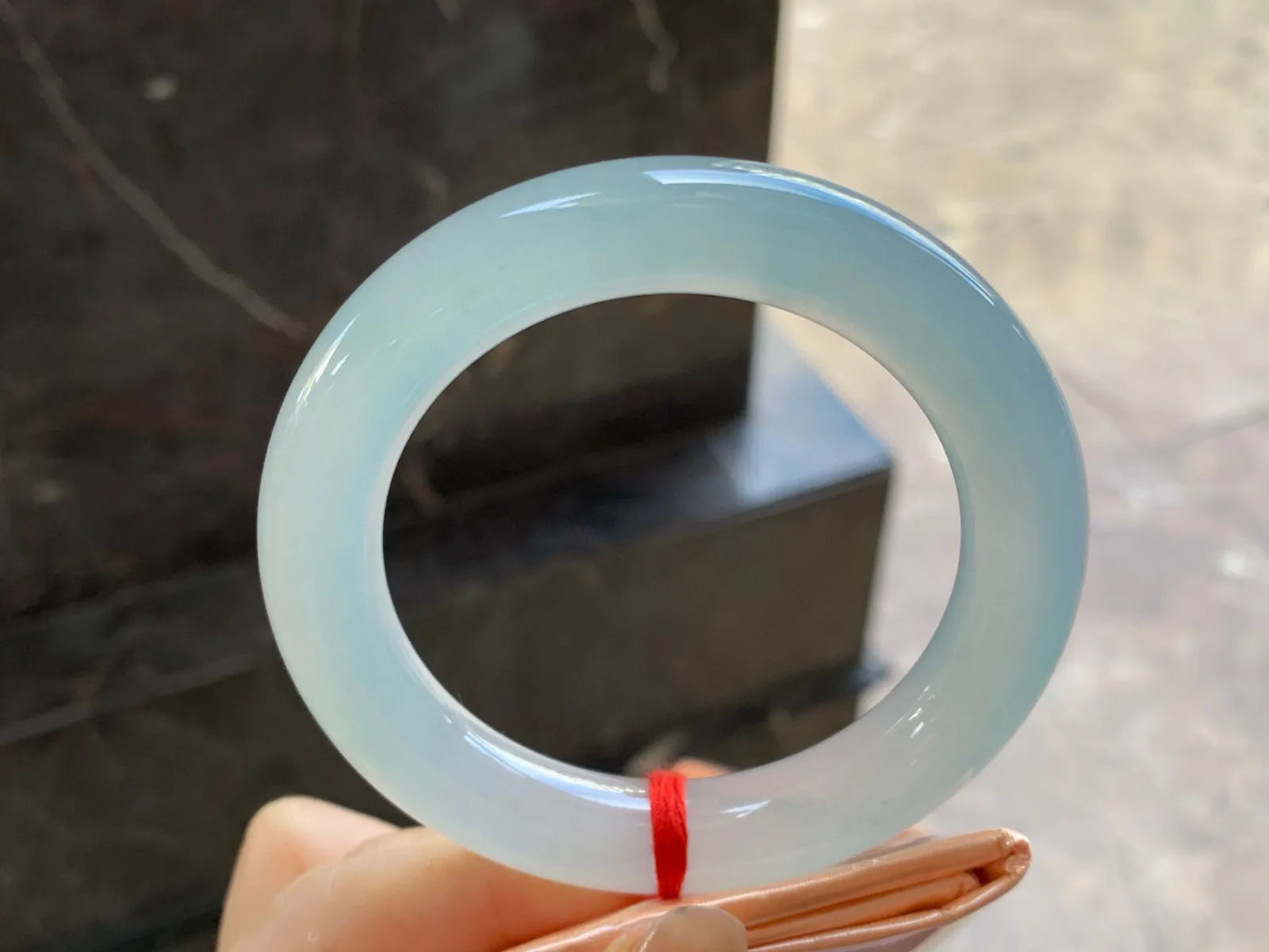 冰种圆条手镯
尺寸：55-11.4mm
种老肉细～纯纯的