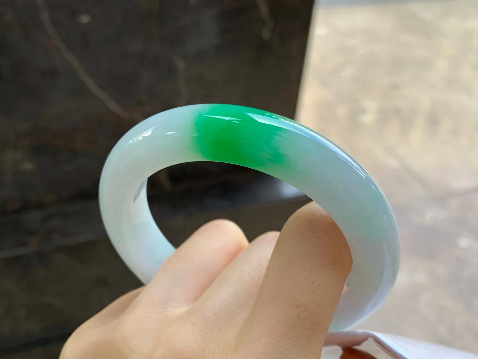 阳绿色手镯
尺寸：57.5-13-10mm
底子细腻干净～阳绿色一团