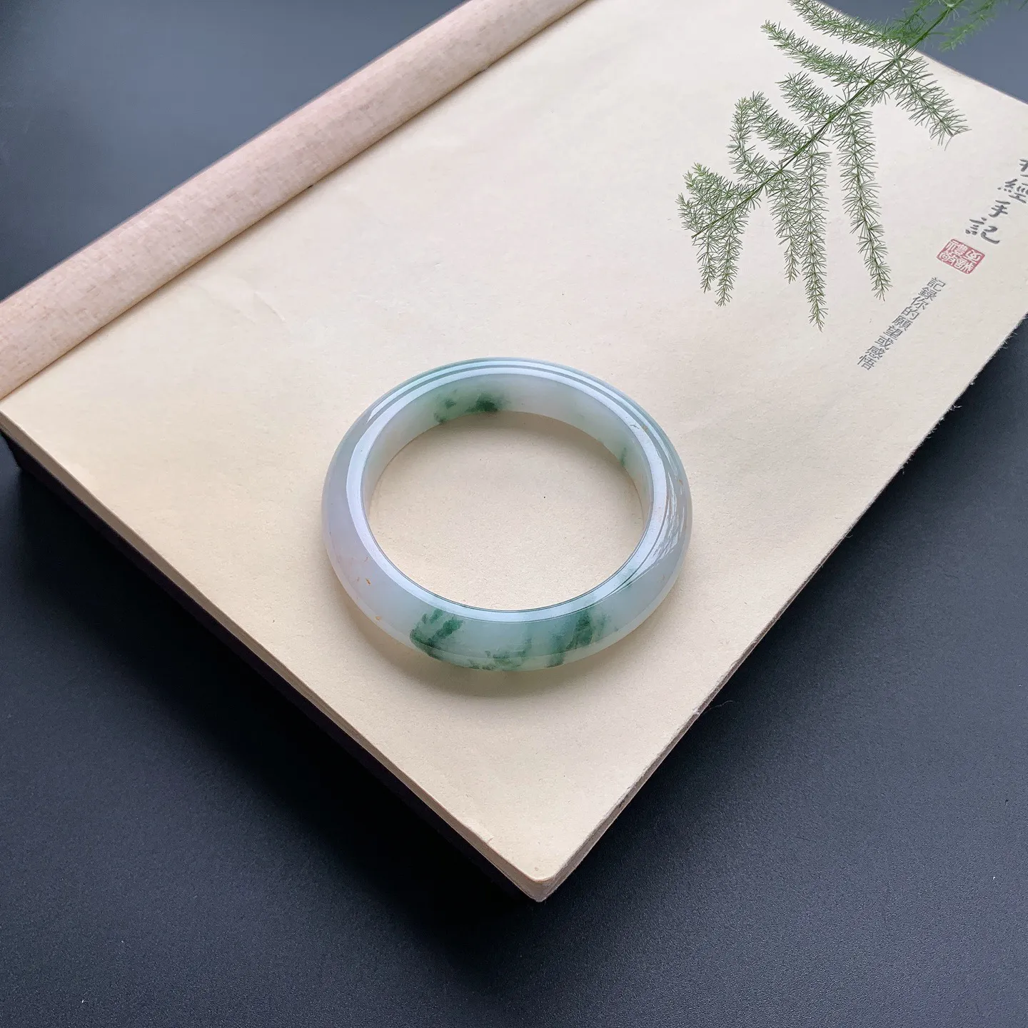 57圈口飘花正圈手镯 尺寸：57-12-8.6，无纹裂，花色浓郁，细腻光滑