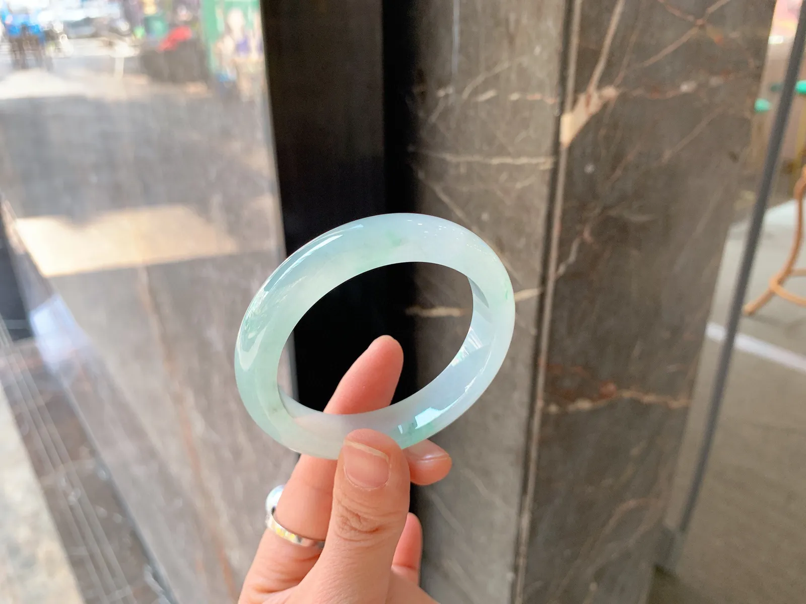 ｜51圈口
飘色翡翠手镯，底子细腻起胶，素雅清新，