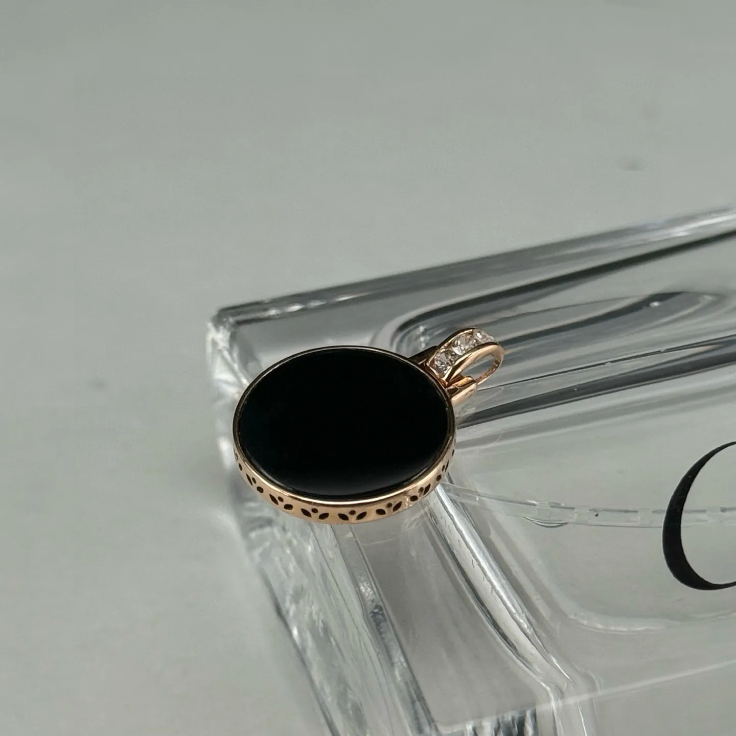 精品18k墨翠圆片吊坠 种好色正 黑度极好 打灯通透 尺寸16.4